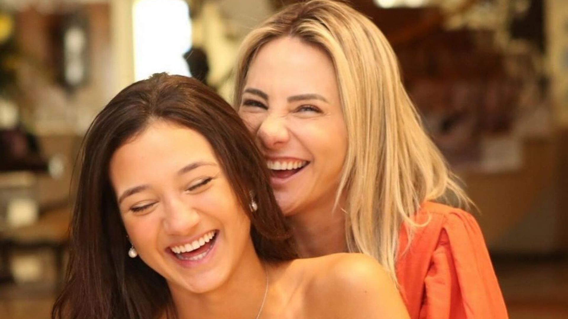 Mulher e filha posando para foto