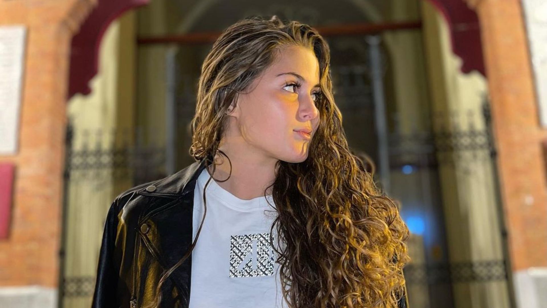 Mulher posando para a foto