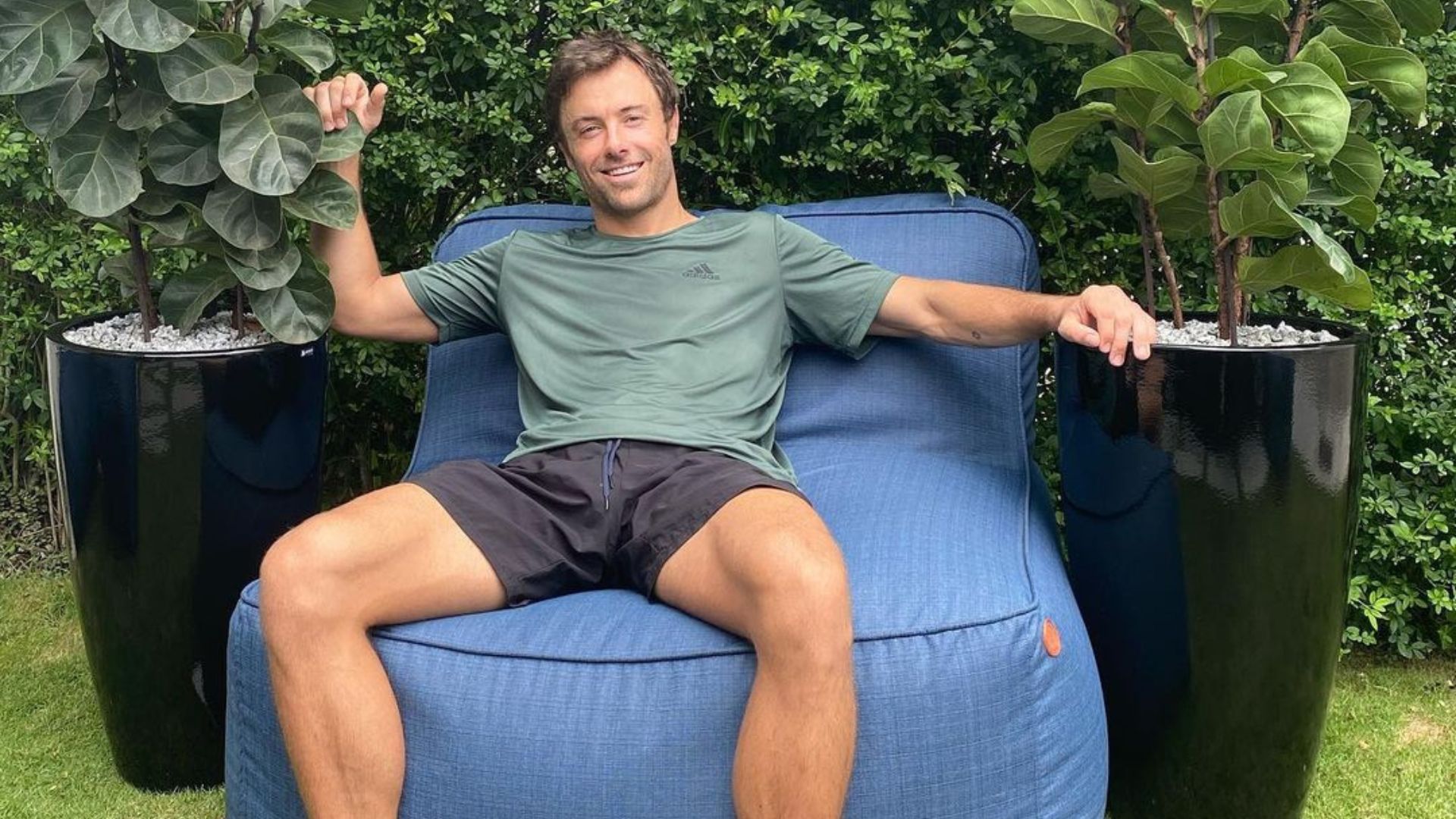 Homem posando para foto