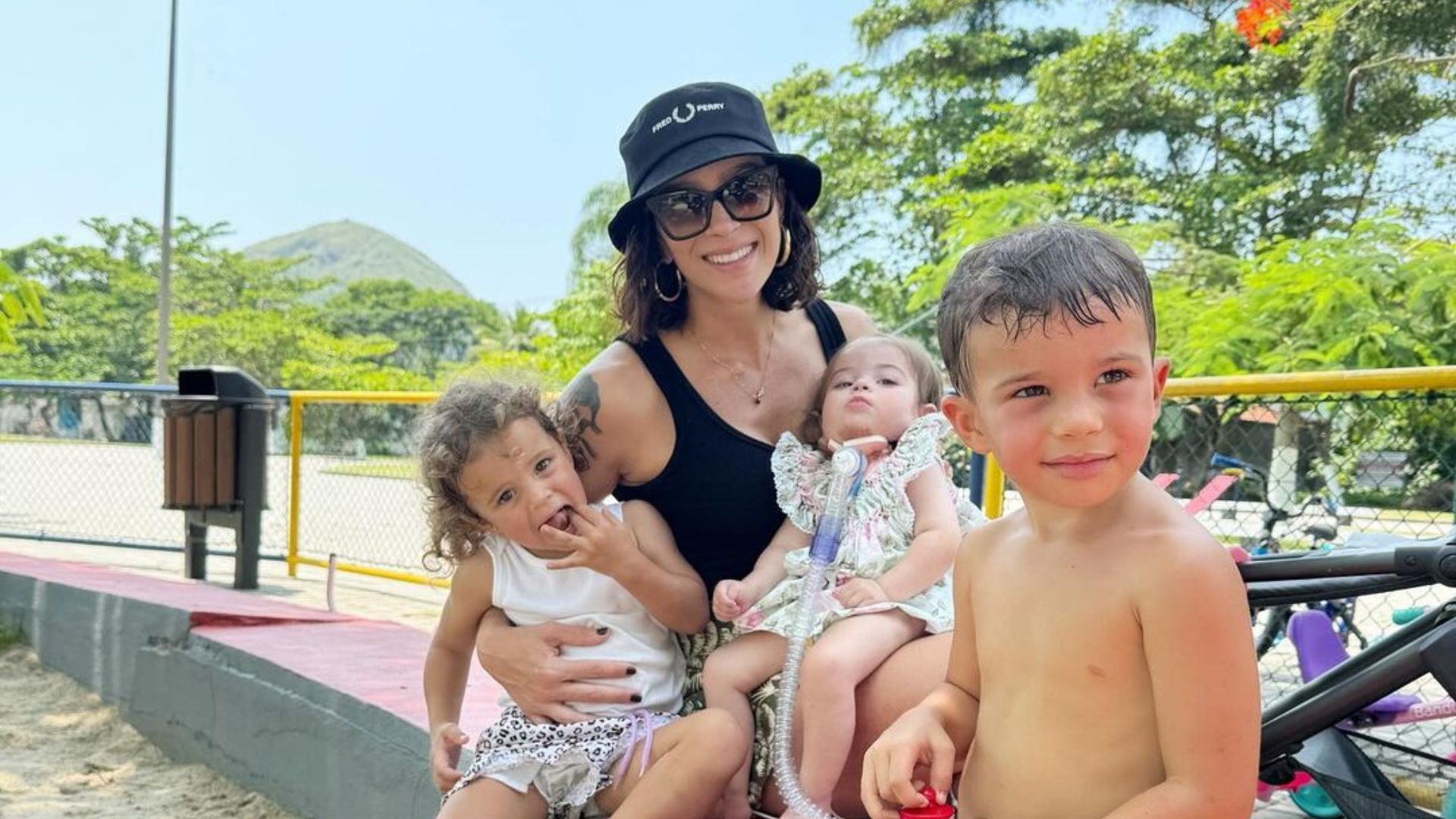 Let&iacute;cia Cazarr&eacute; e os filhos