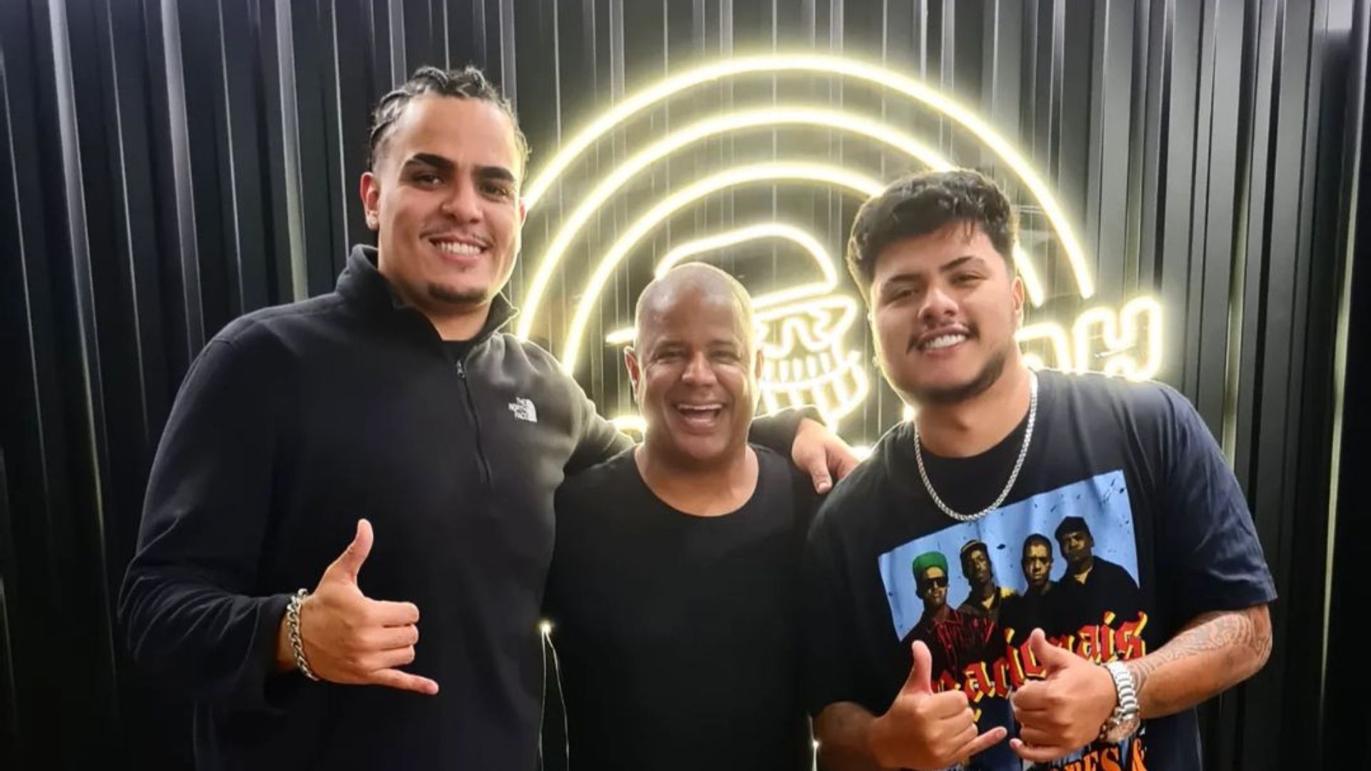 Amigos posando para a foto