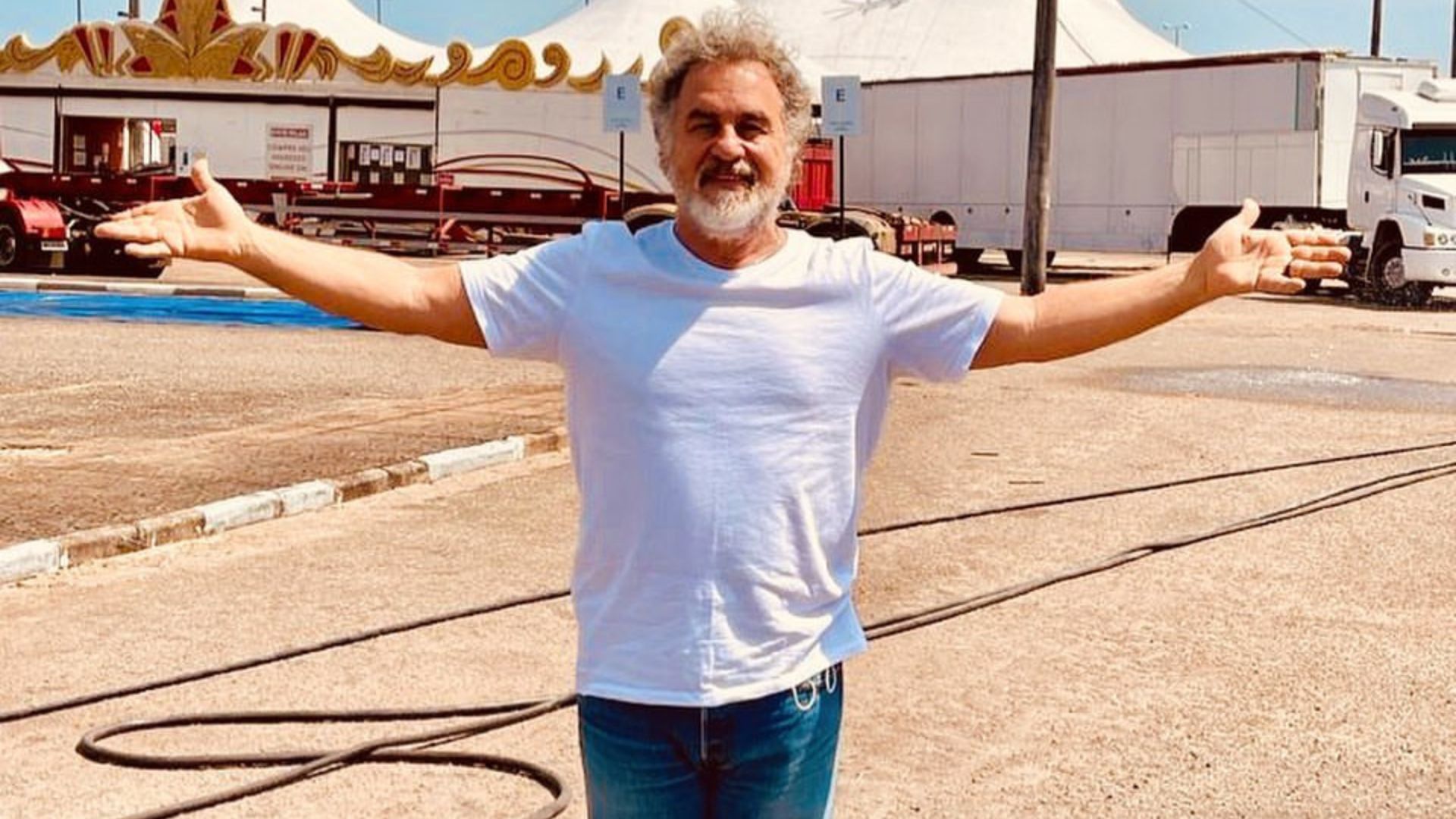 Homem posando para foto