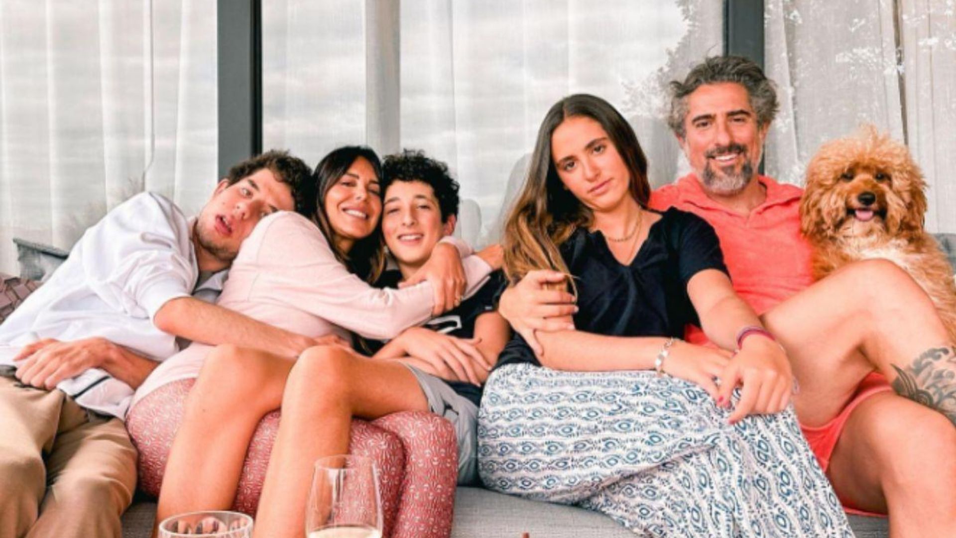 Fam&iacute;lia posando para foto 