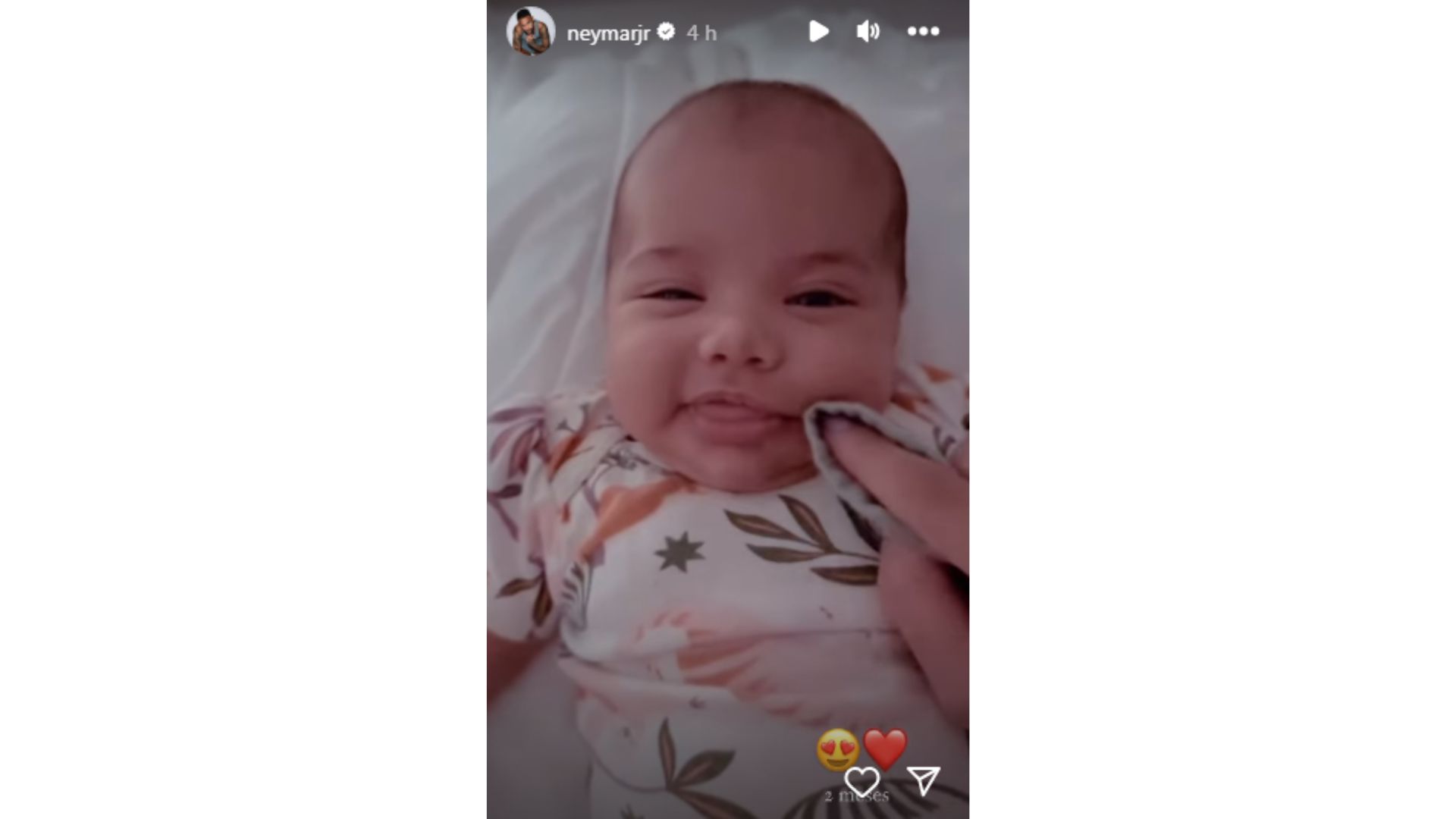 Mavie apareceu sorrindo