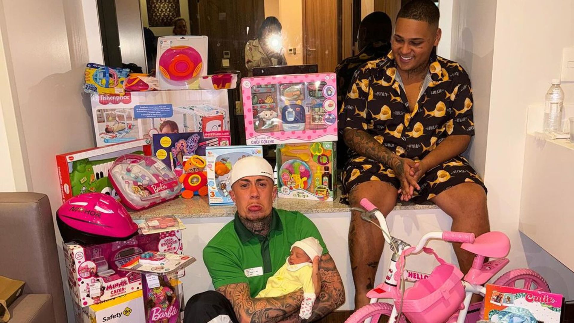 Presentes dados por MC Daniel &agrave; Zoe, sua afilhada, filha de MC Ryan SP