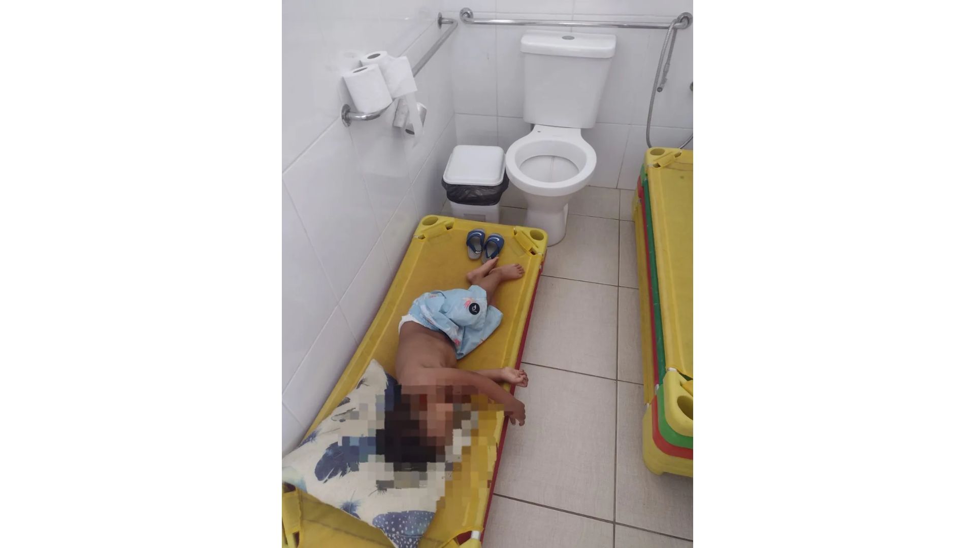 O menino foi deixado dormindo no banheiro