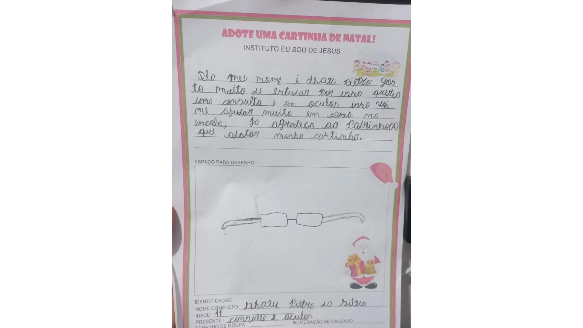 O menino pediu um &oacute;culos