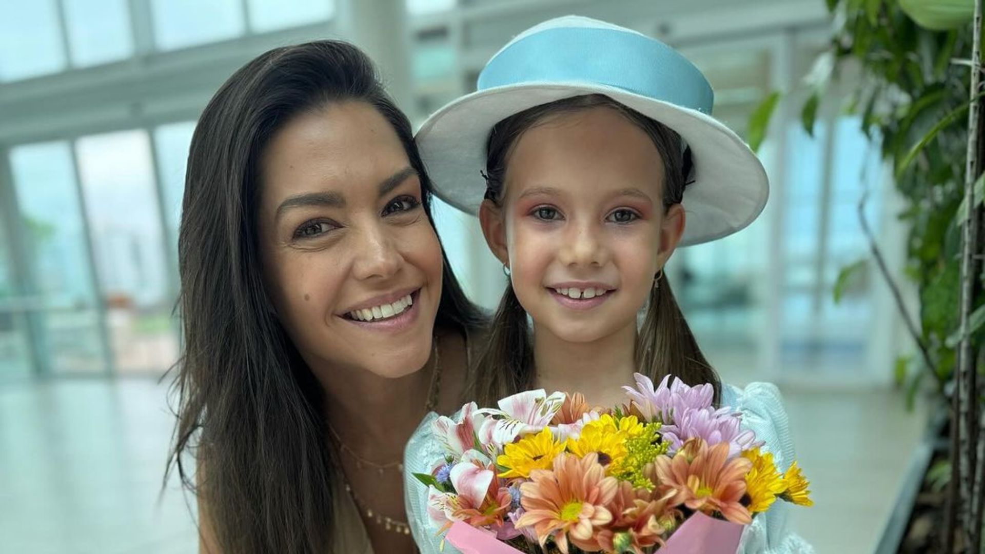 Mulher e filho posando para foto