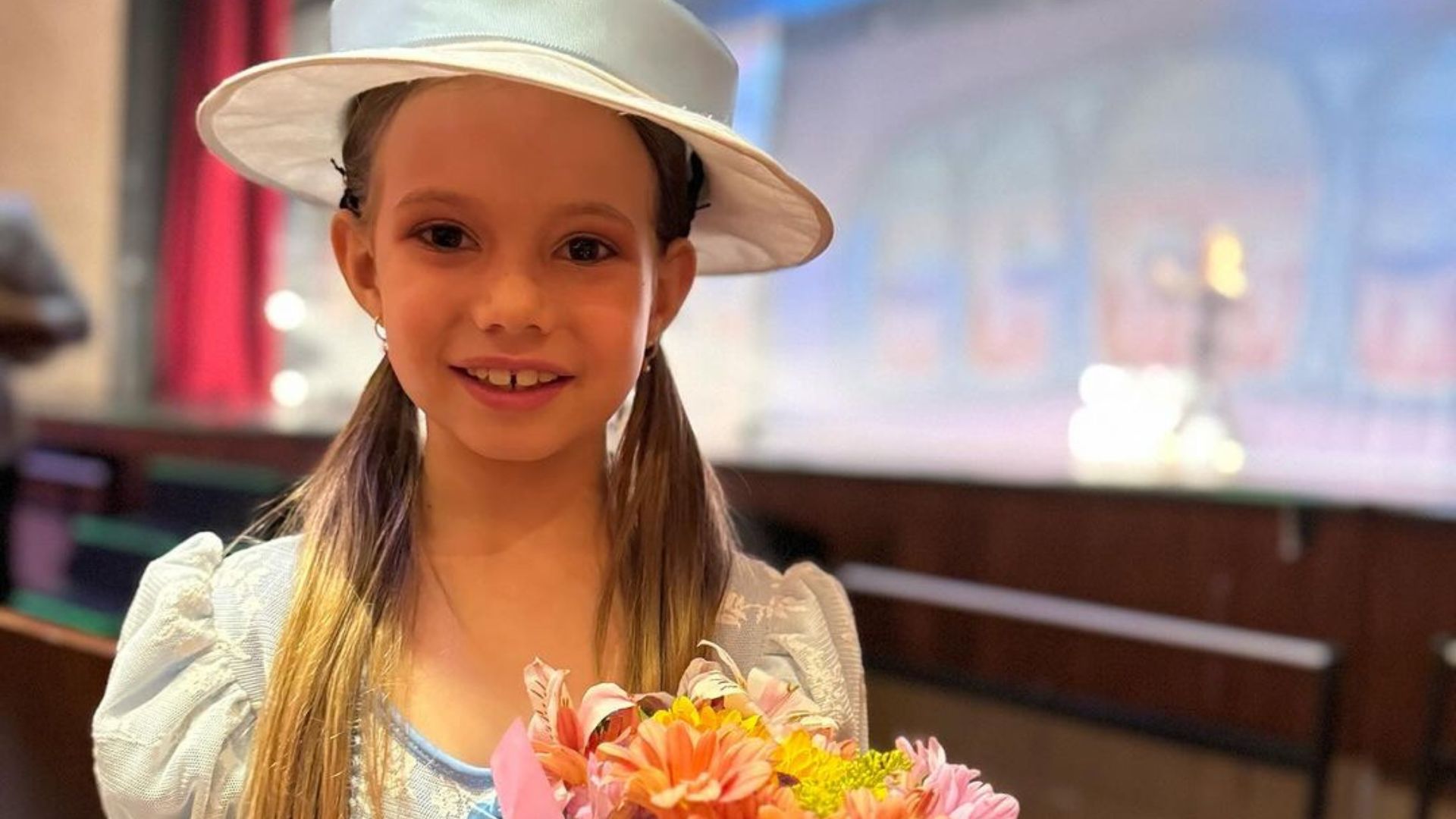 Crian&ccedil;a posando para foto