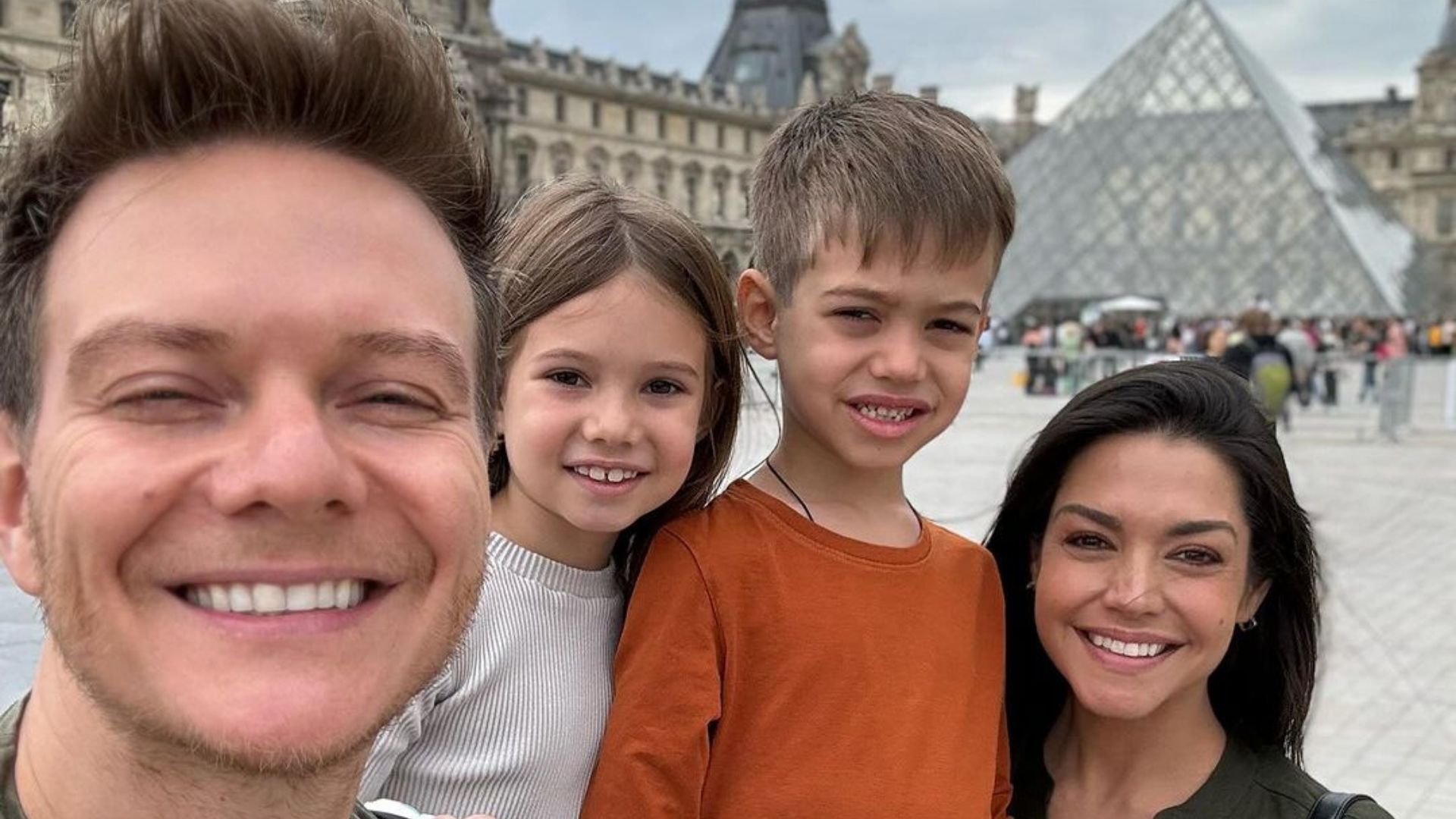 Fam&iacute;lia posando para foto 