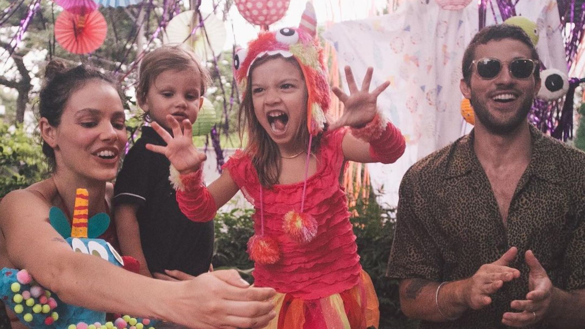 Fam&iacute;lia posando para foto 