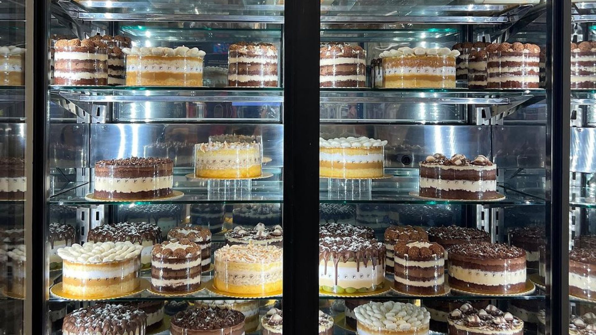 Bolos em uma vitrine