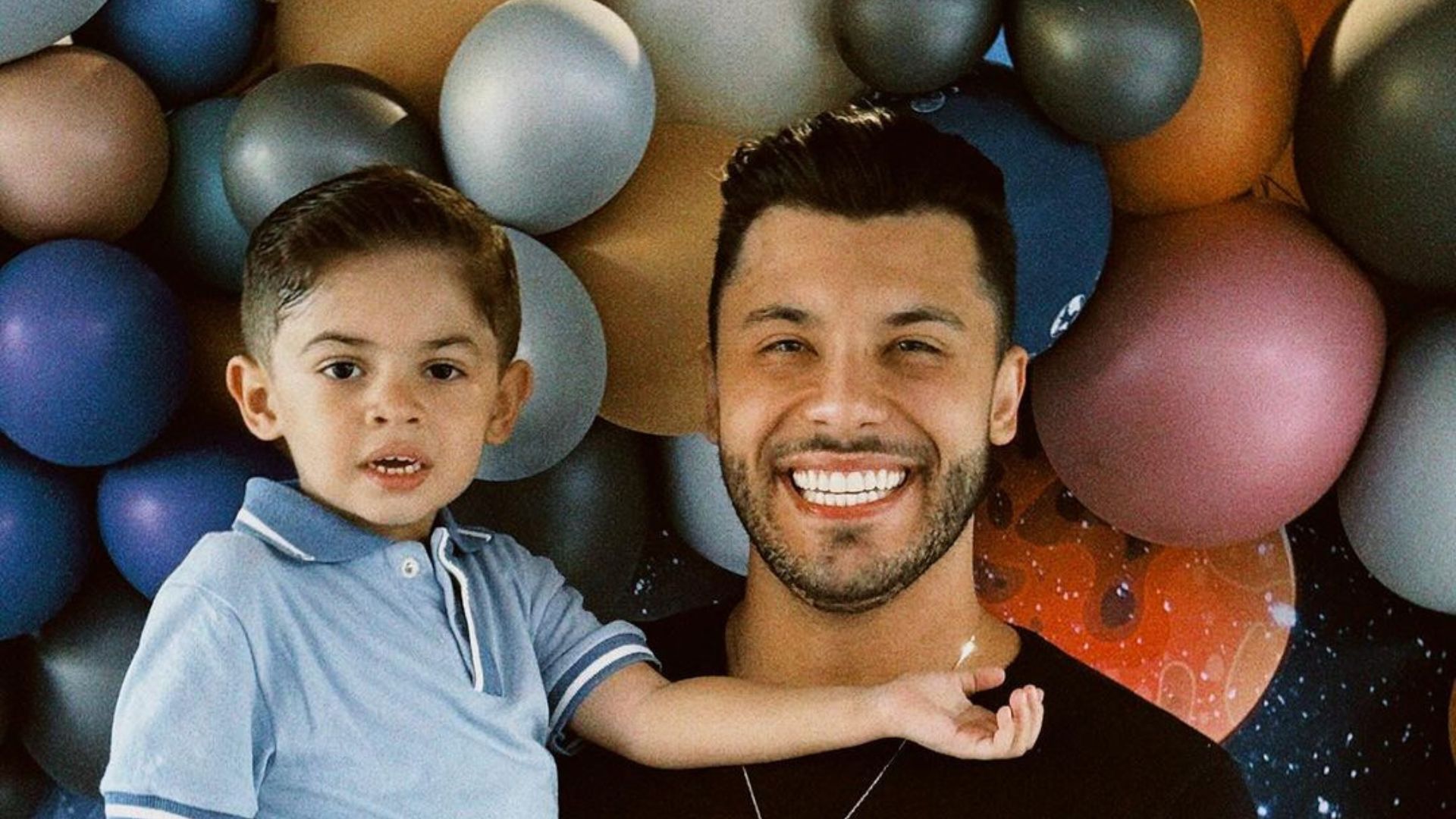 Homem e filho posando para foto