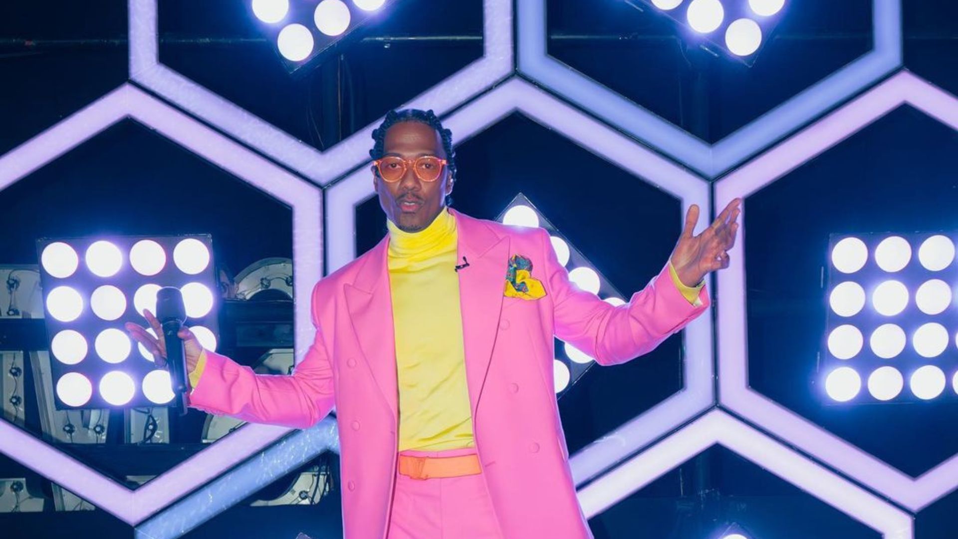 Homem posando para foto