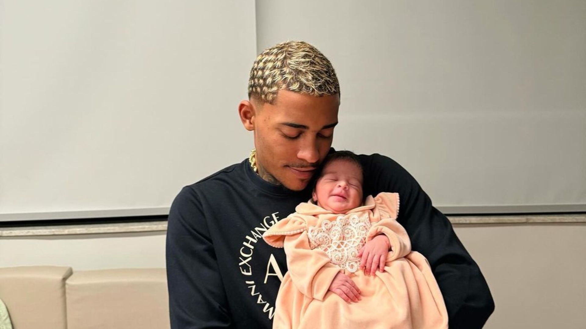 Pai segurando sua filha no colo