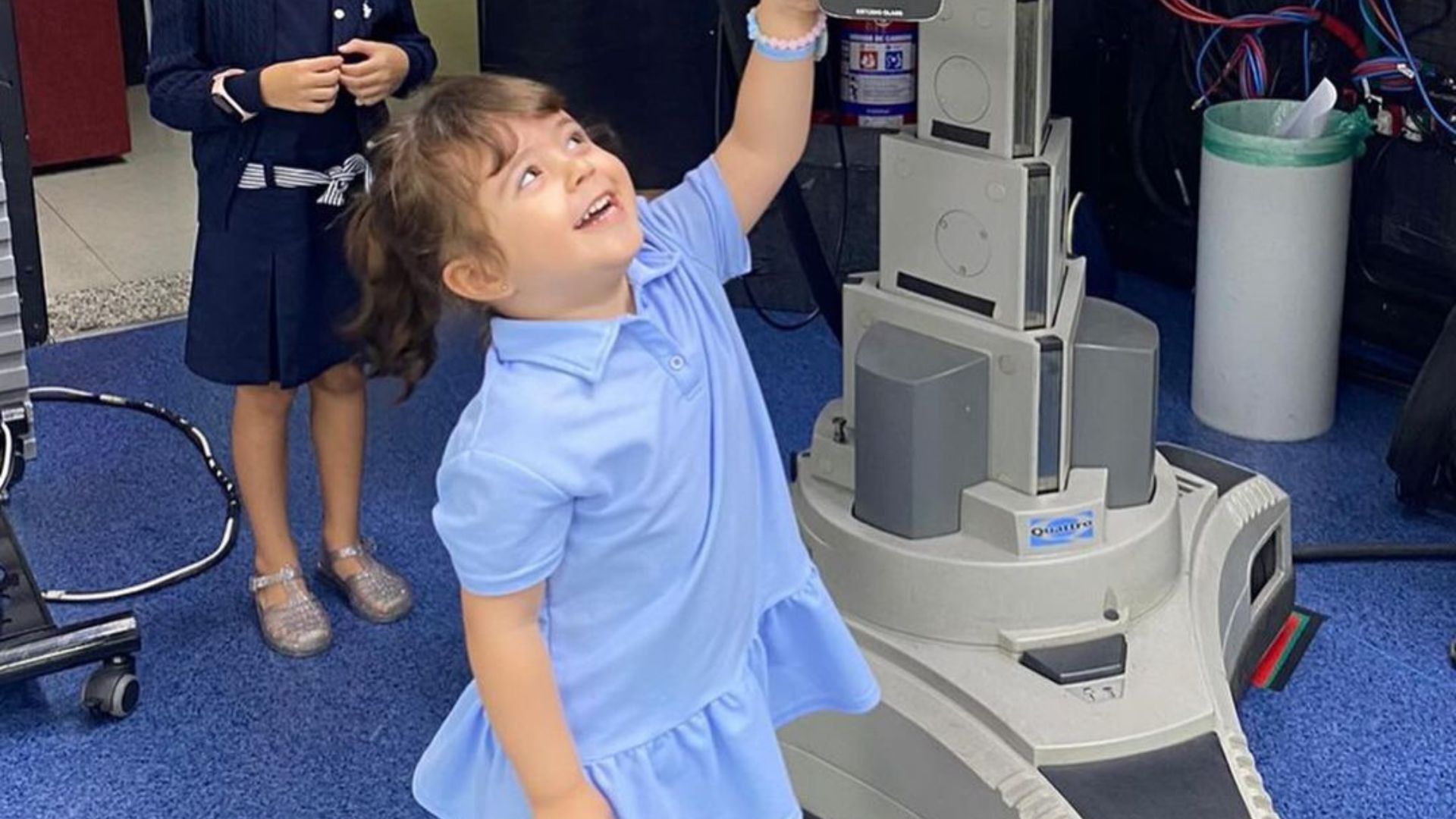 Crian&ccedil;a posando para foto