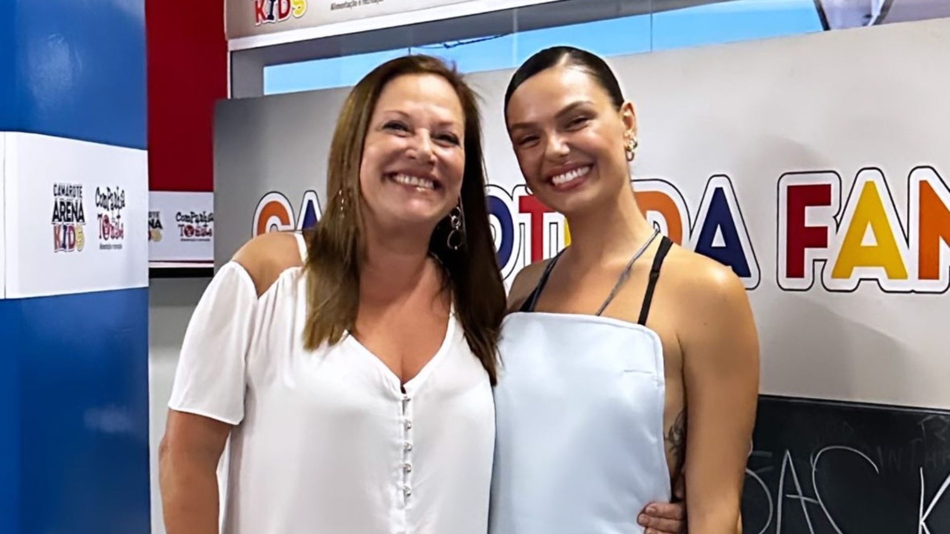 Mulheres sorrindo para foto