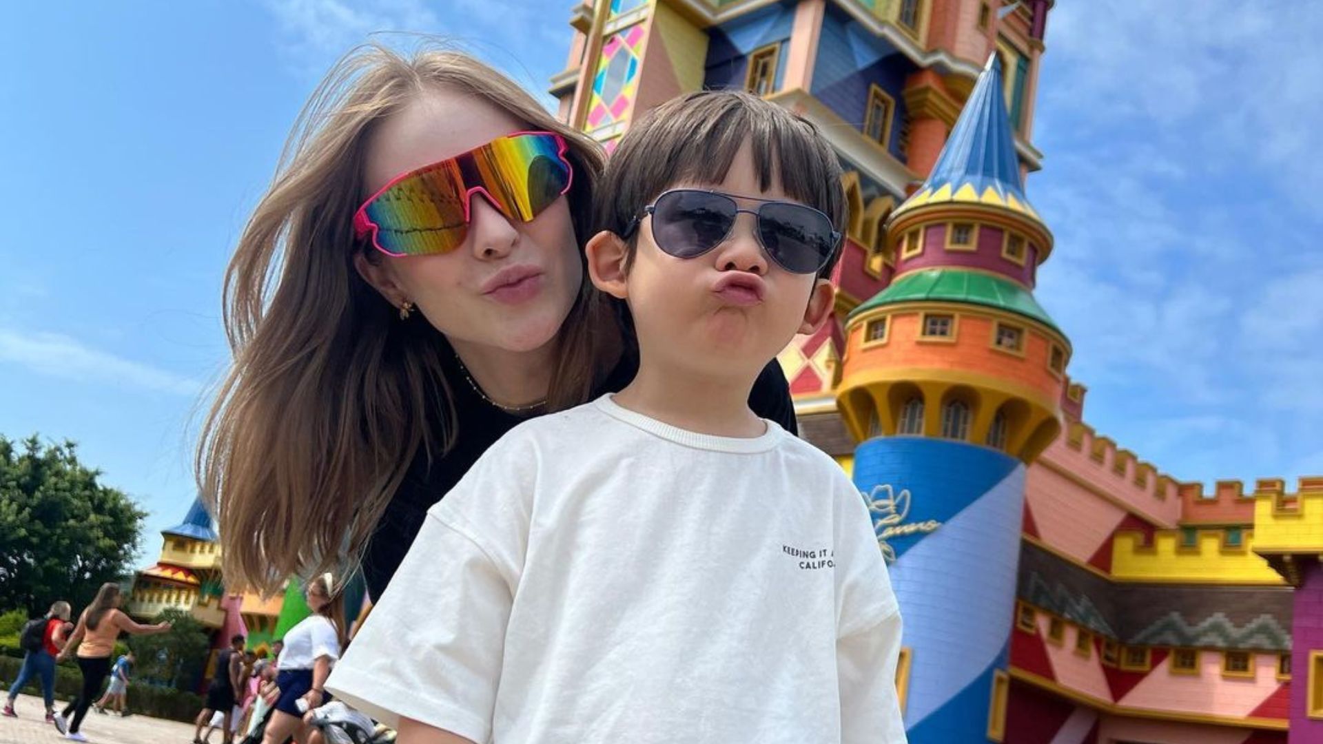 Mulher e filho posando para foto