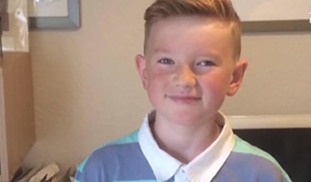 Menino posando para foto 