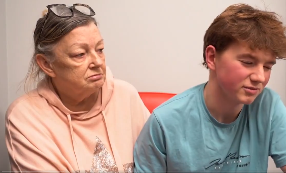 Fam&iacute;lia dando entrevista