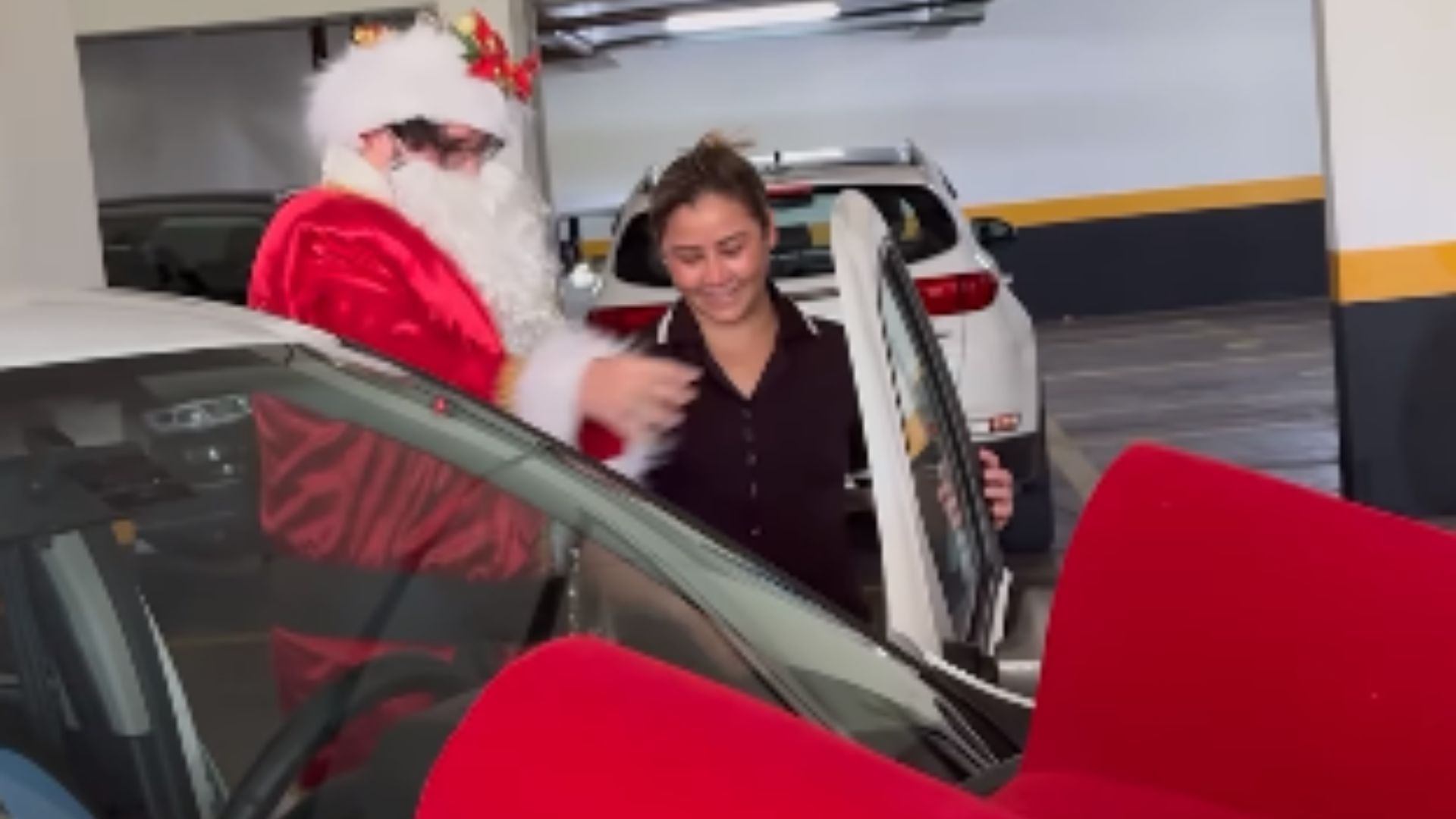 Eliezer presenteando copeira com carro