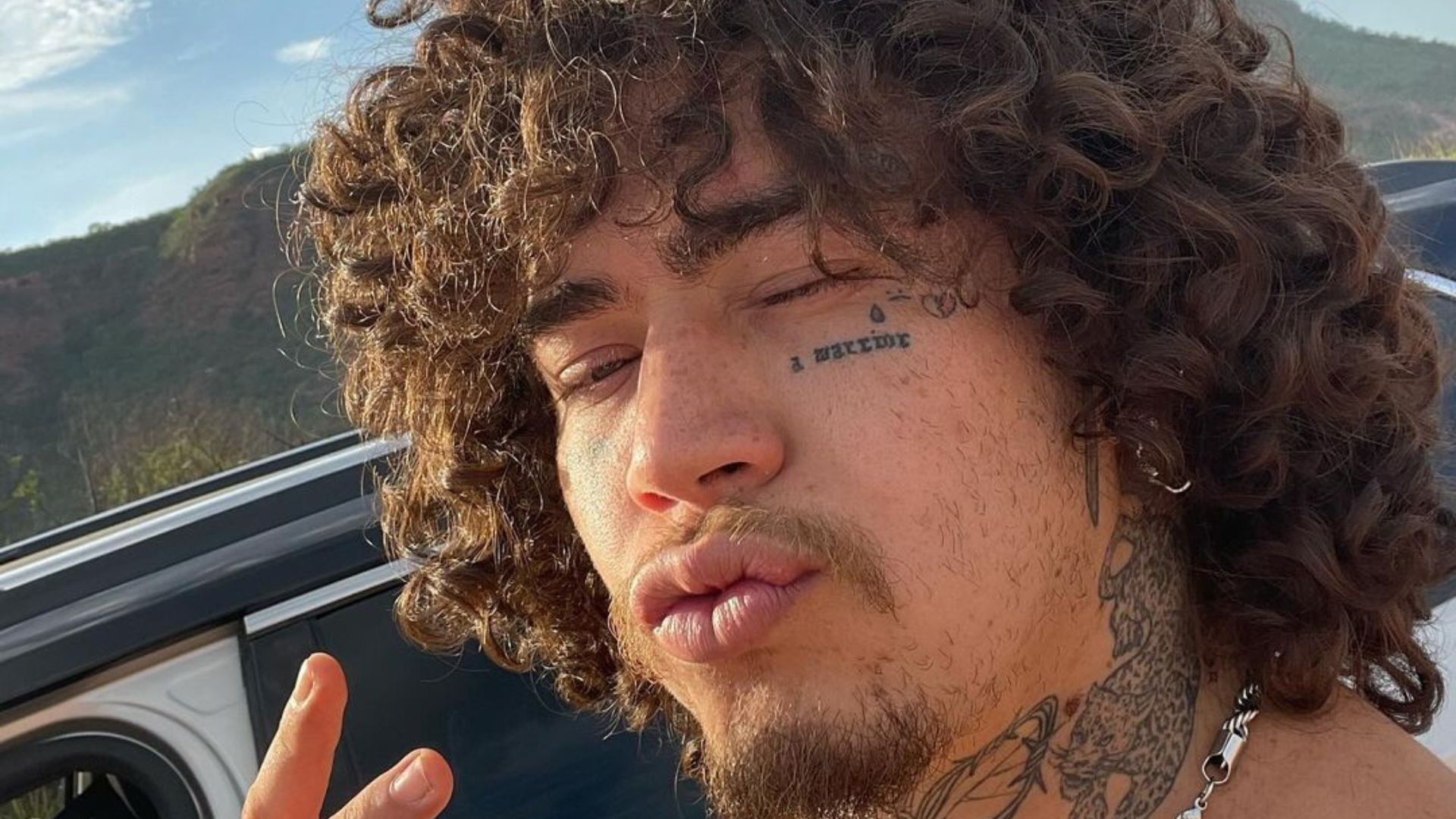 Homem posando para foto