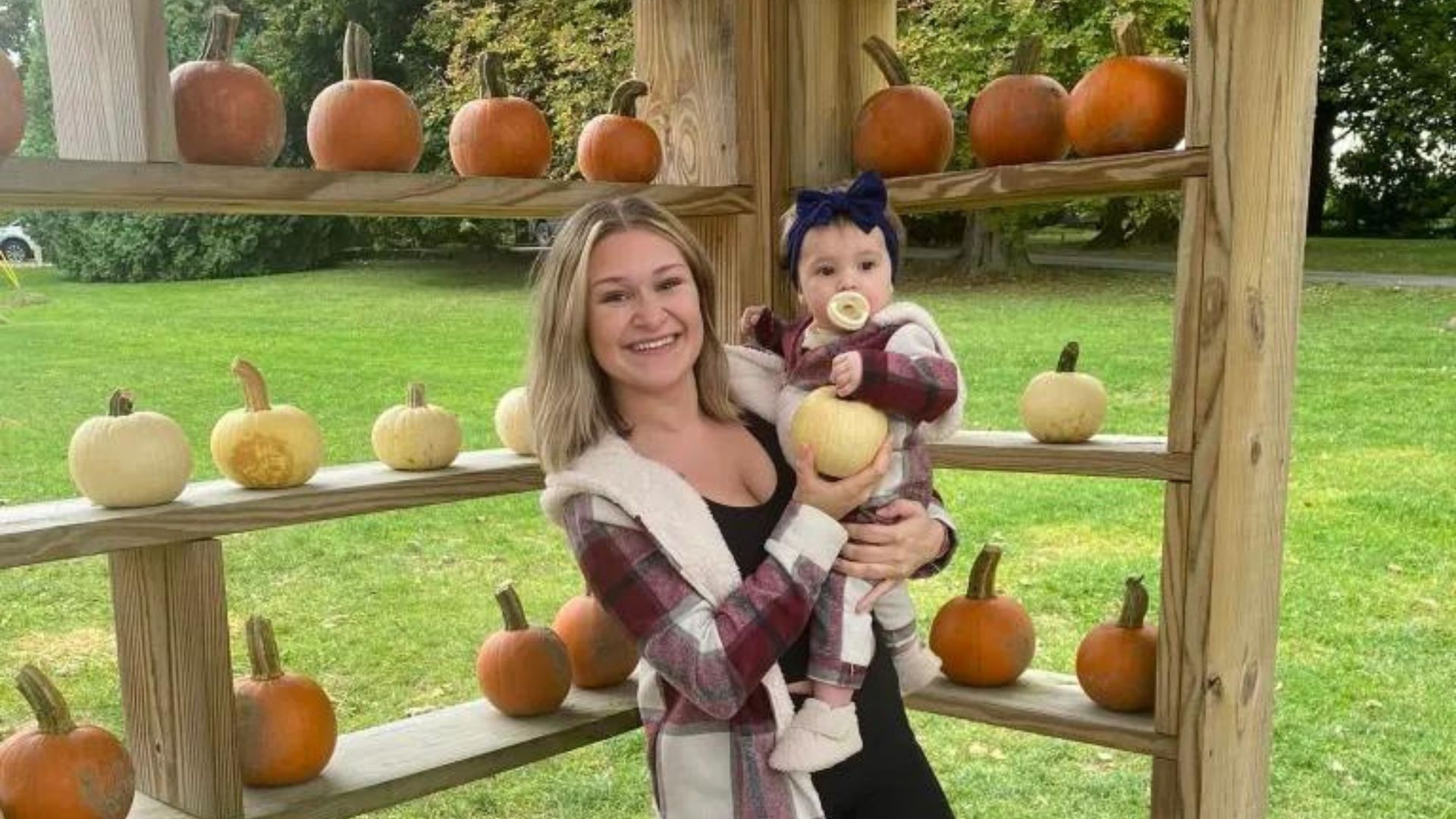 Crian&ccedil;a posando para foto 