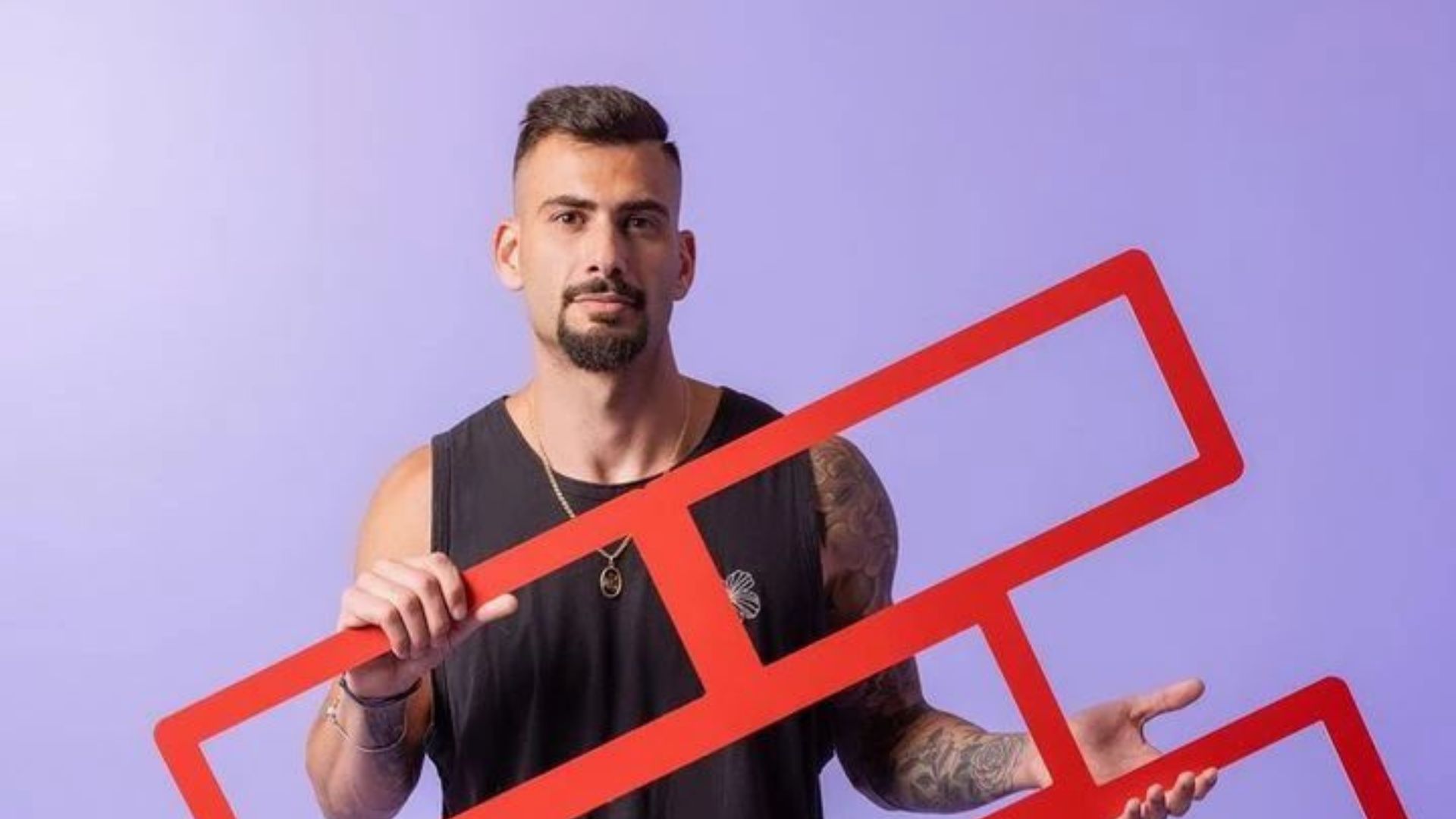 Homem posando para foto