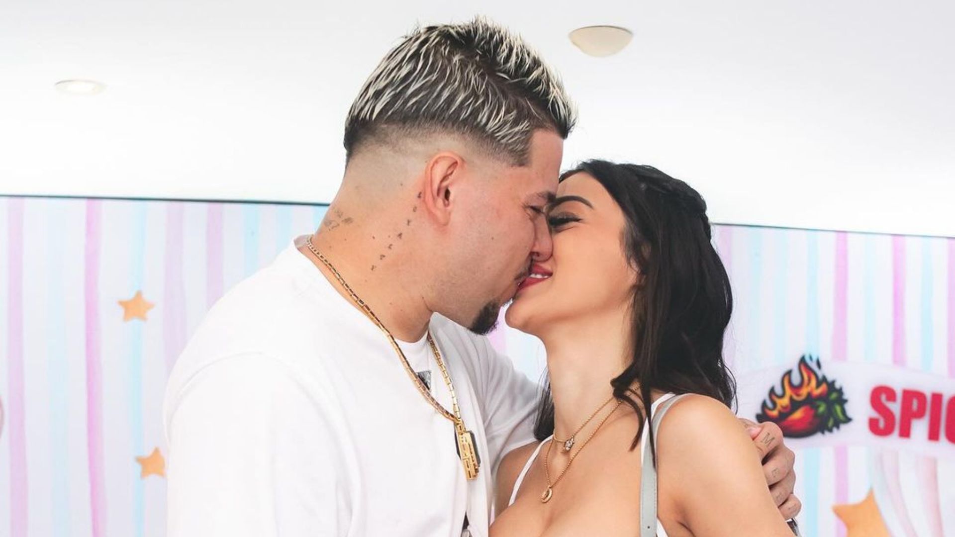 Casal posando para foto