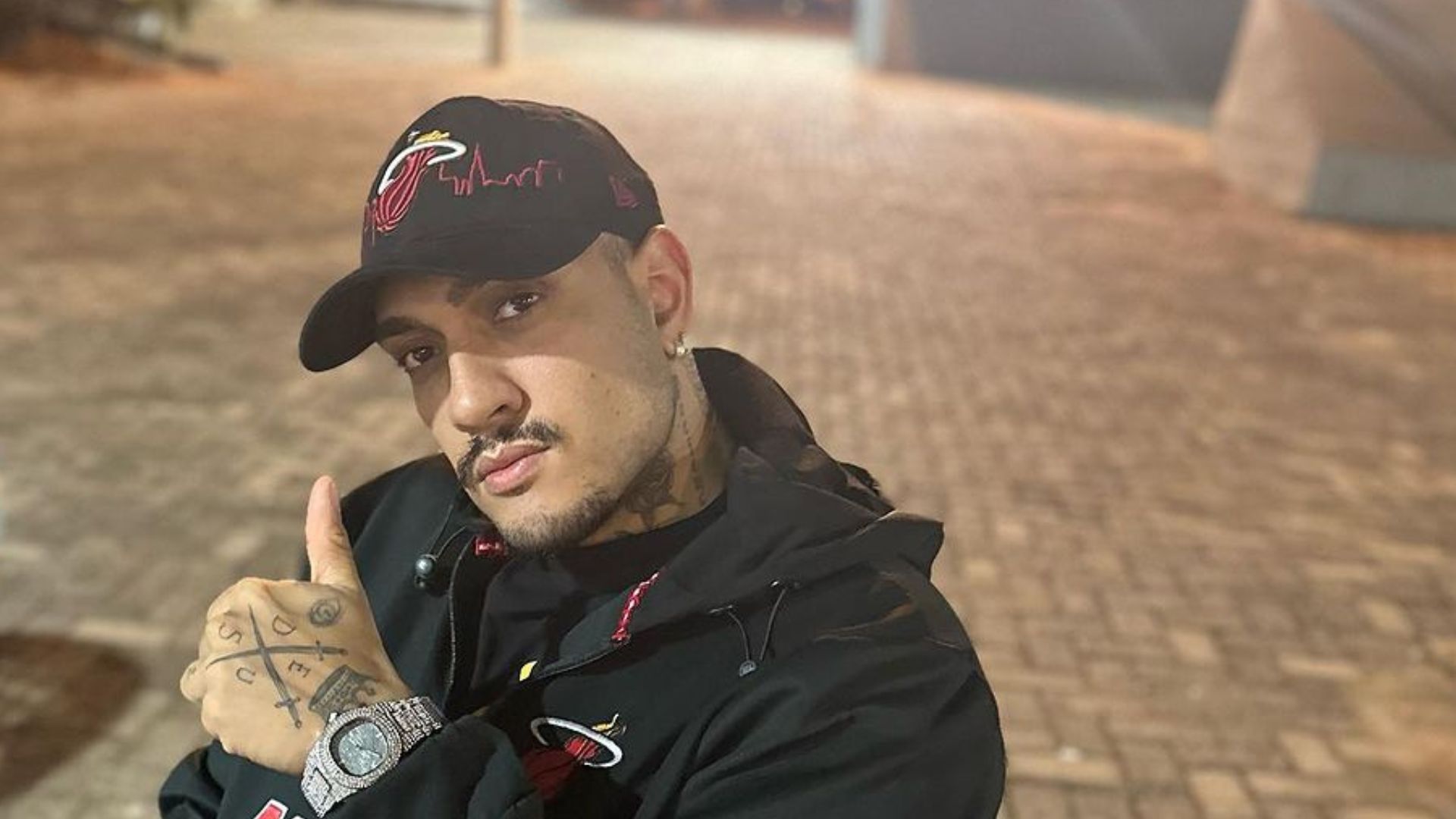 Homem posando para foto