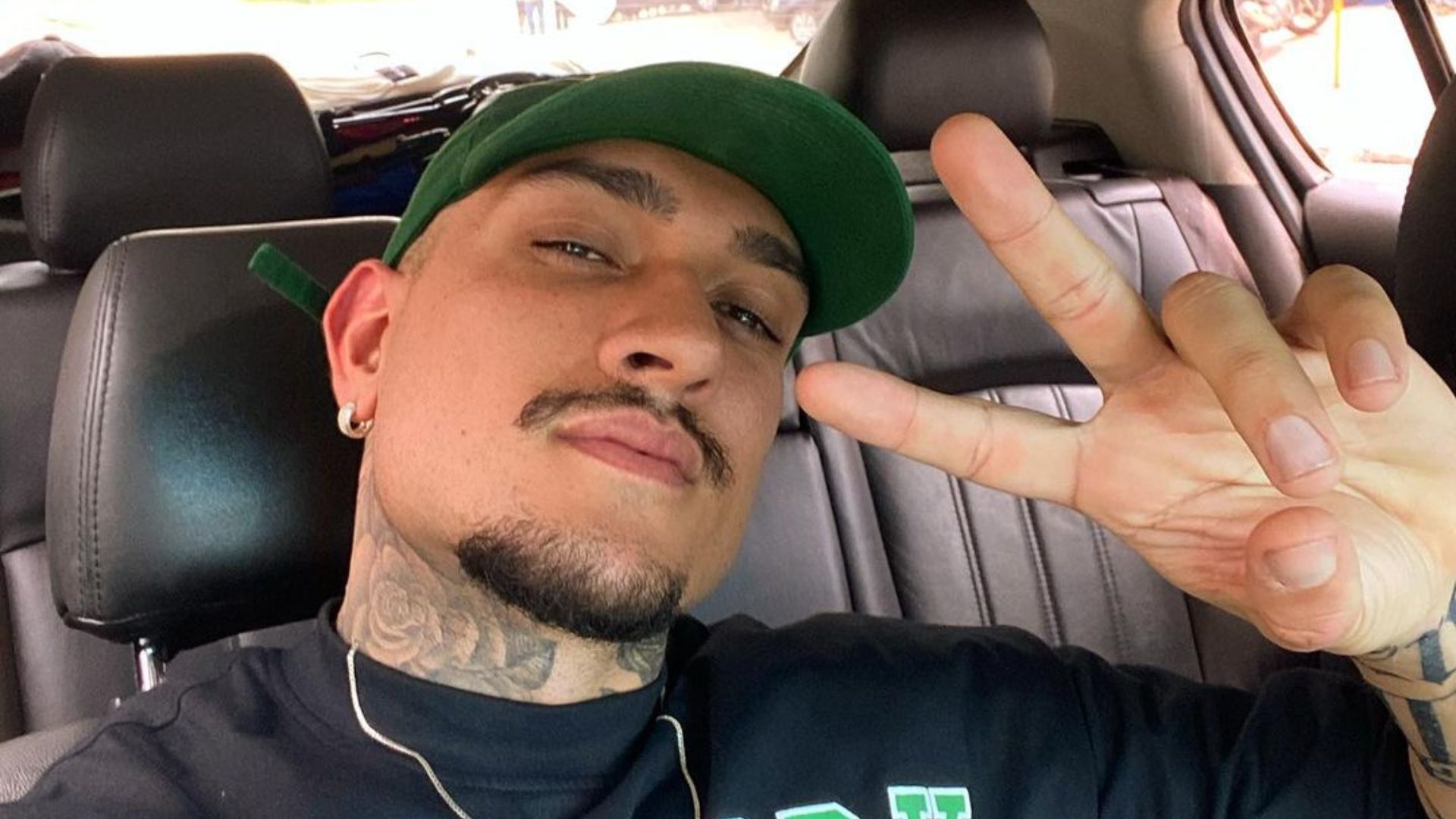 Homem posando para foto