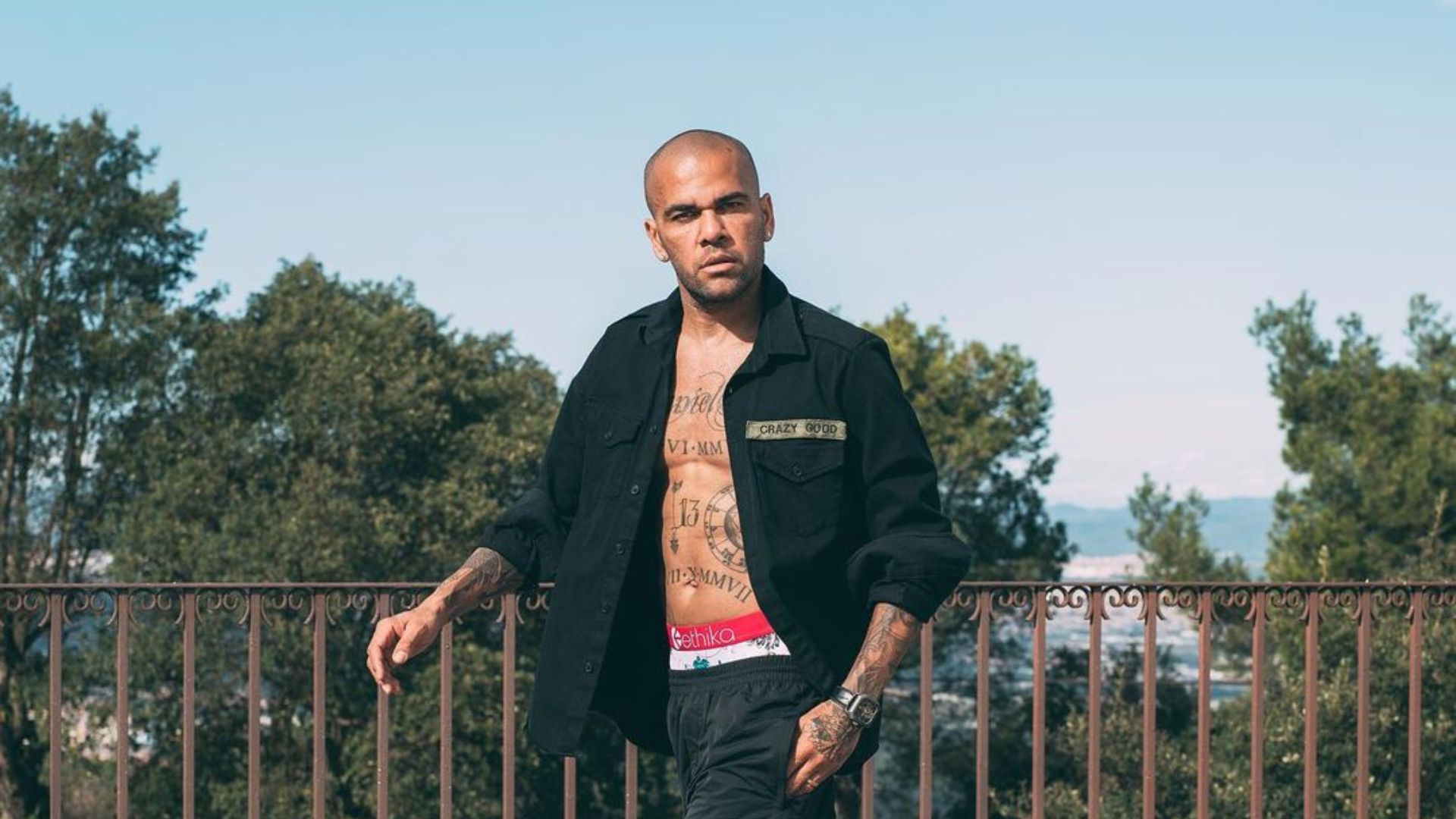 Homem posando para foto