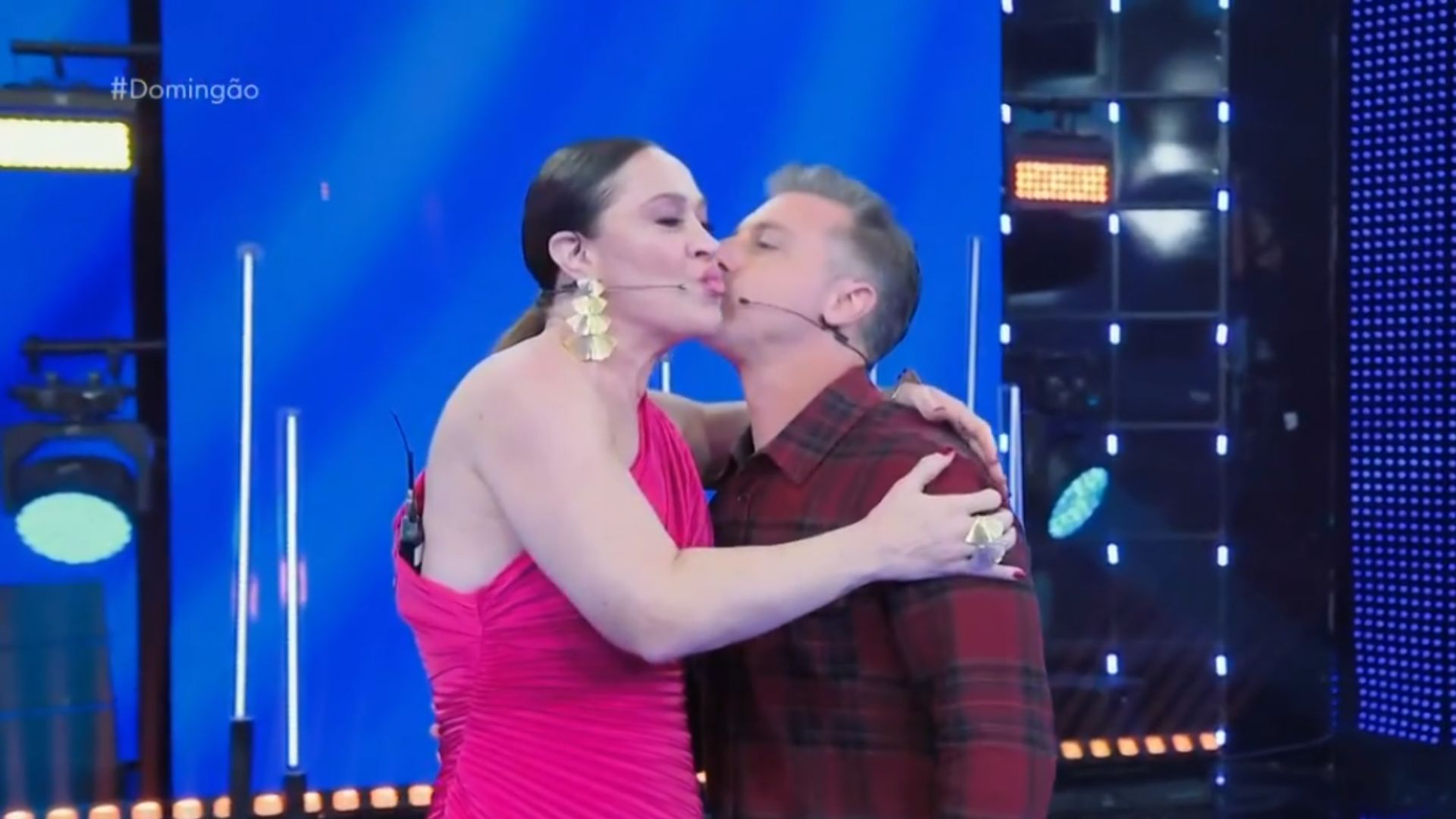 Claudia Raia e Luciano Huck no Doming&atilde;o
