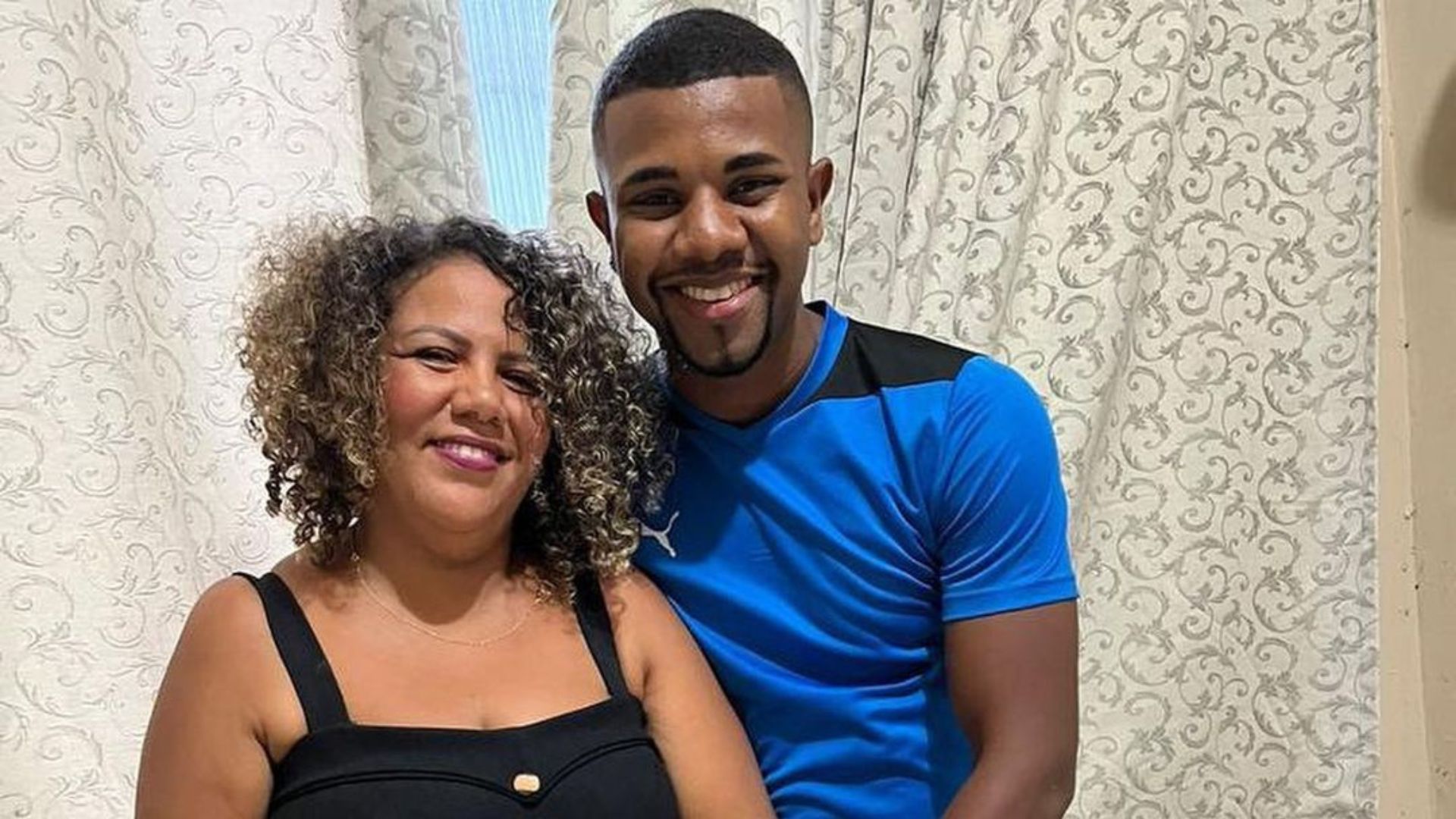 Casal posando para foto