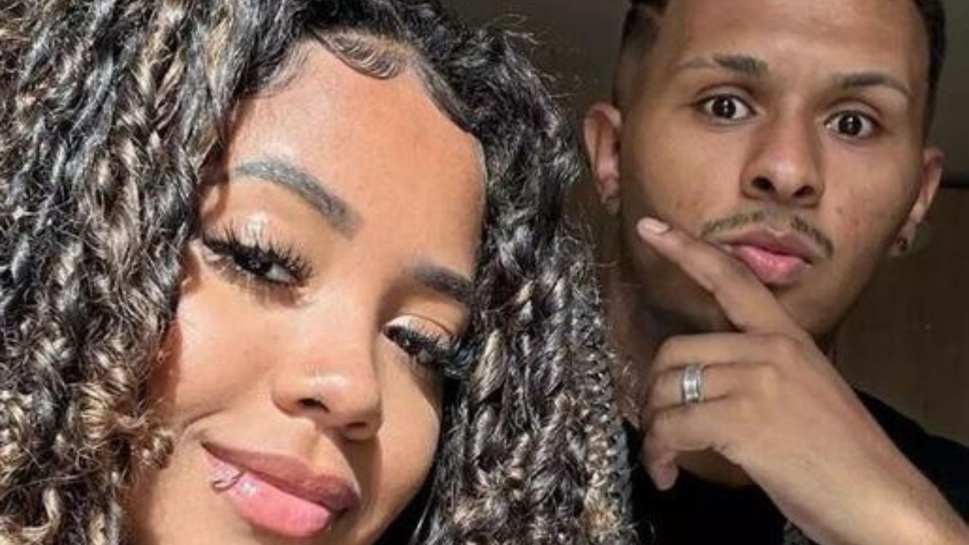 Casal posando para foto