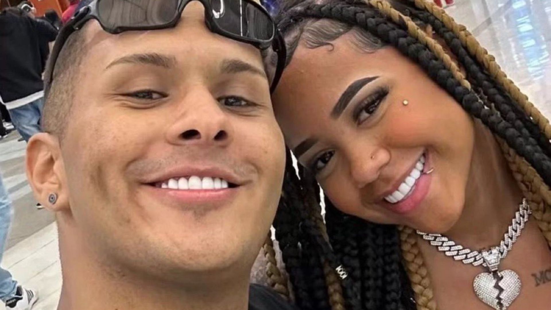 Casal posando para foto