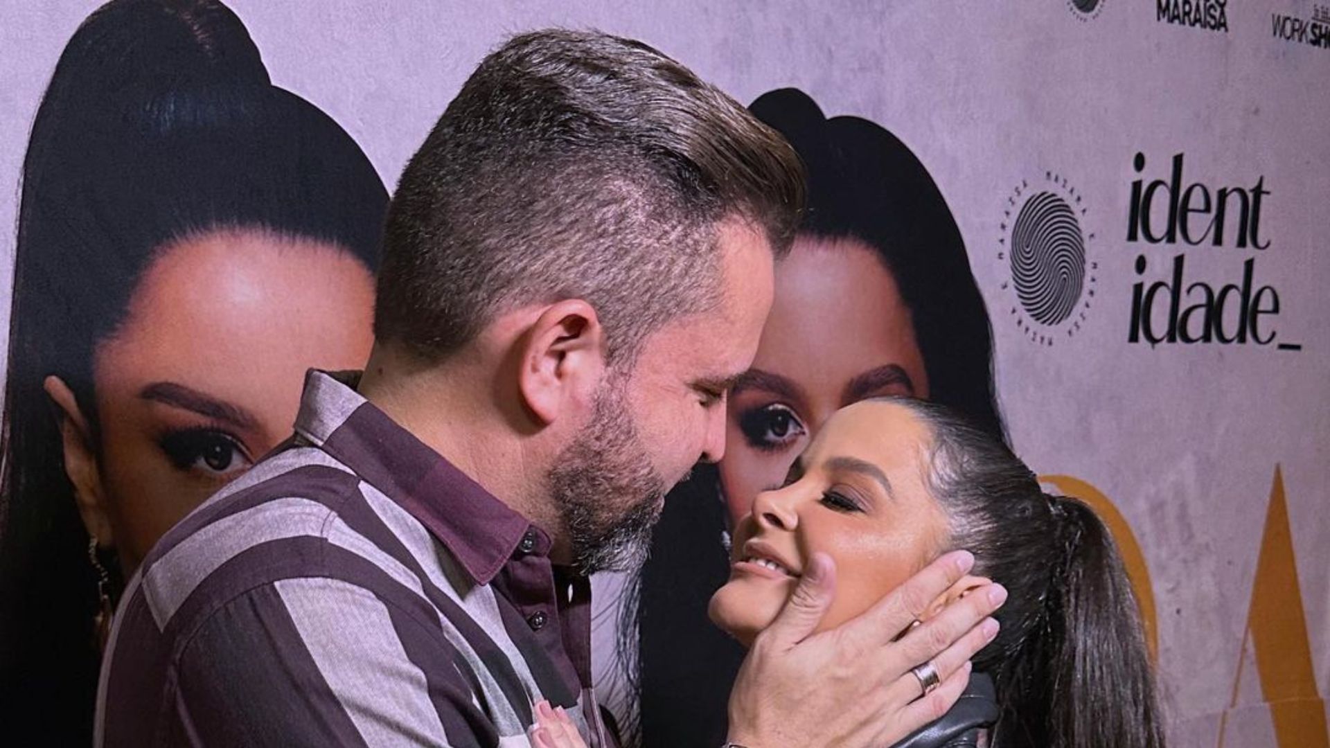 Casal posando para foto