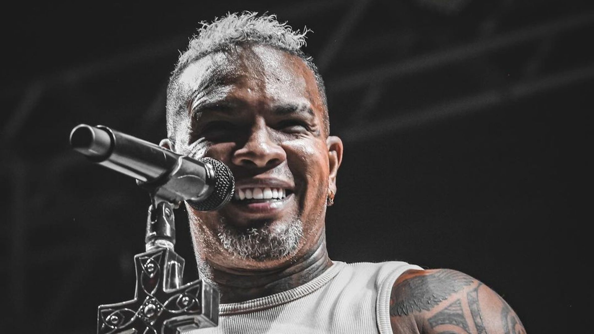 Homem posando para foto