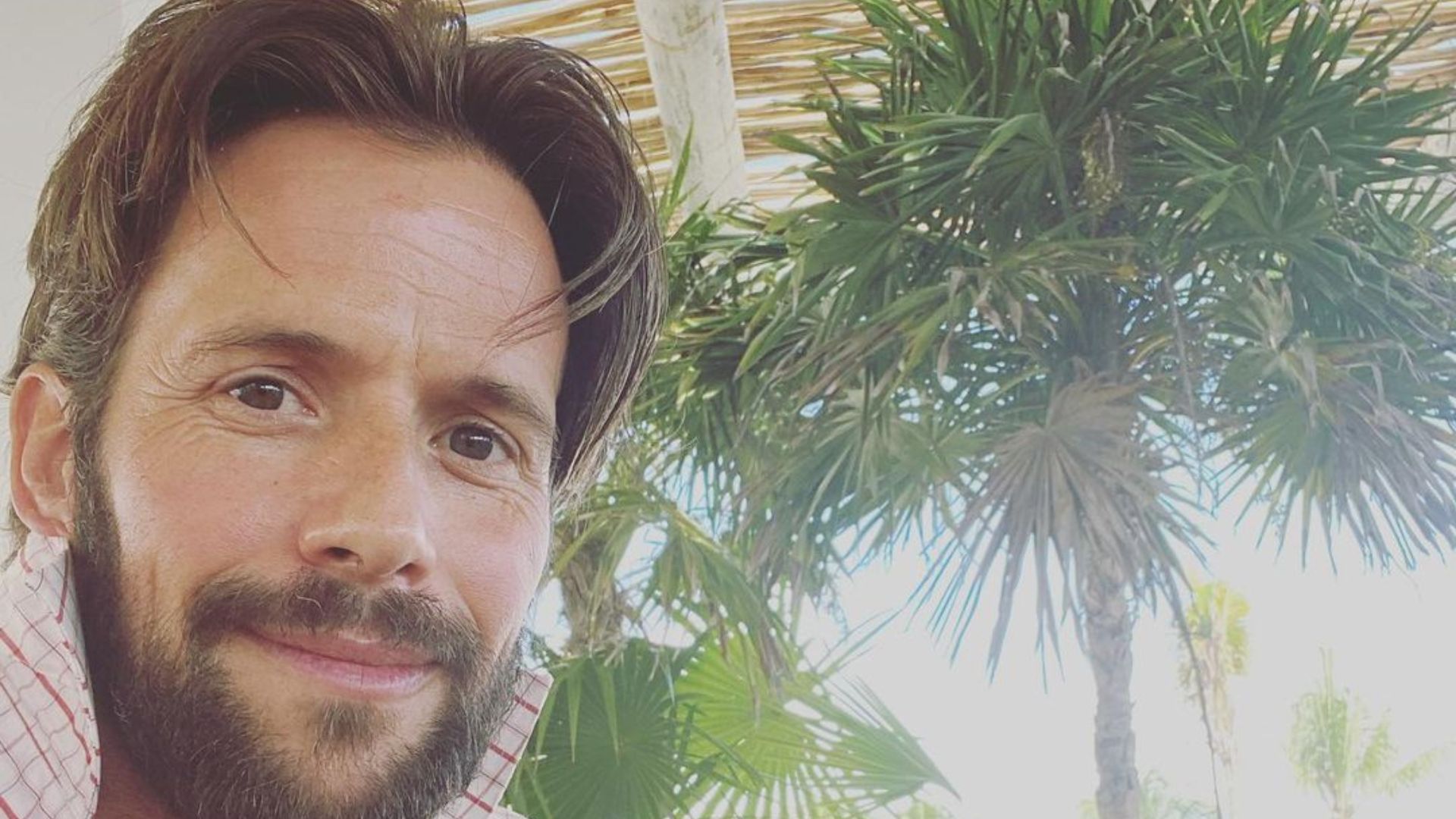 Homem posando para foto