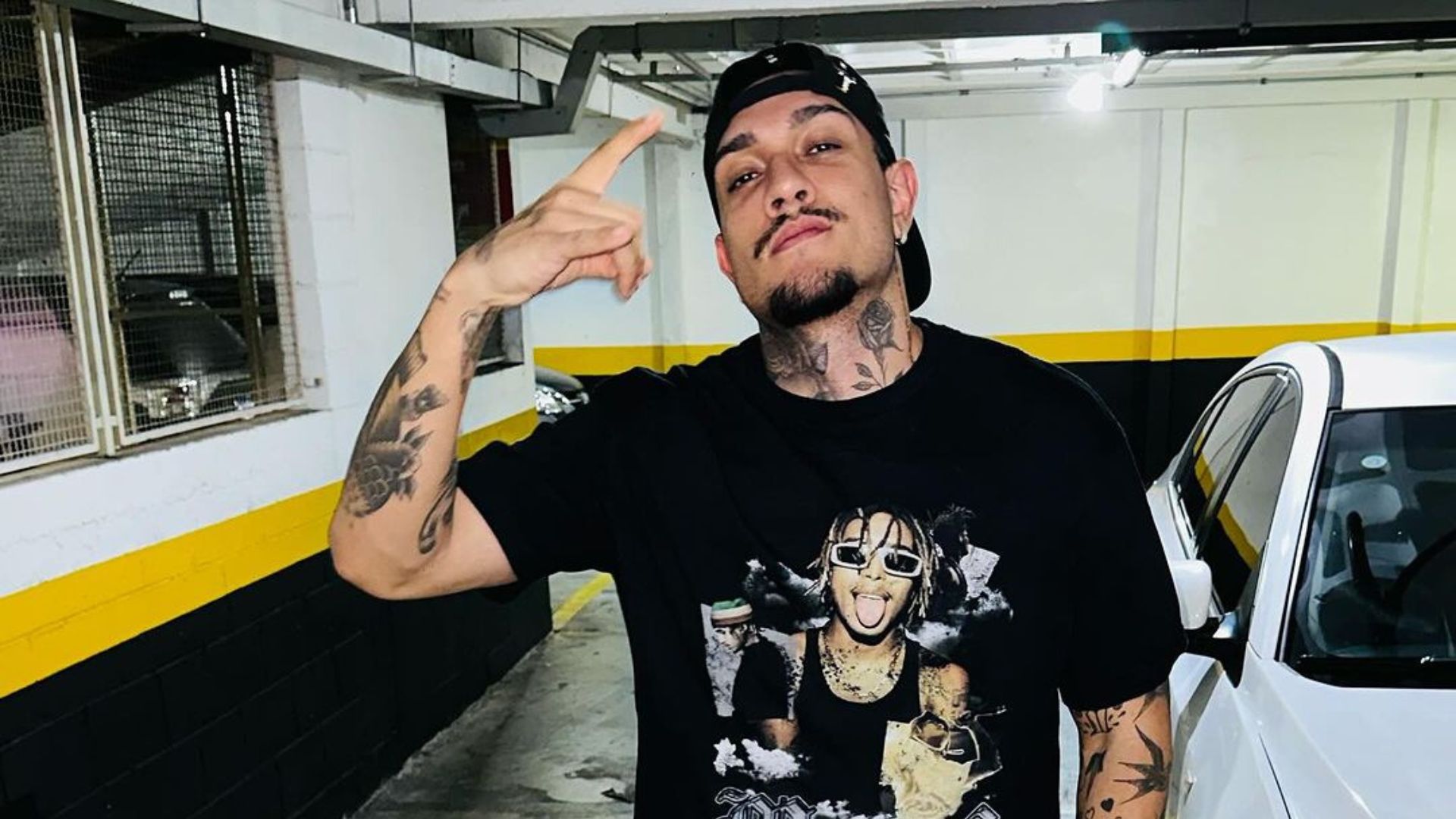 Homem posando para foto