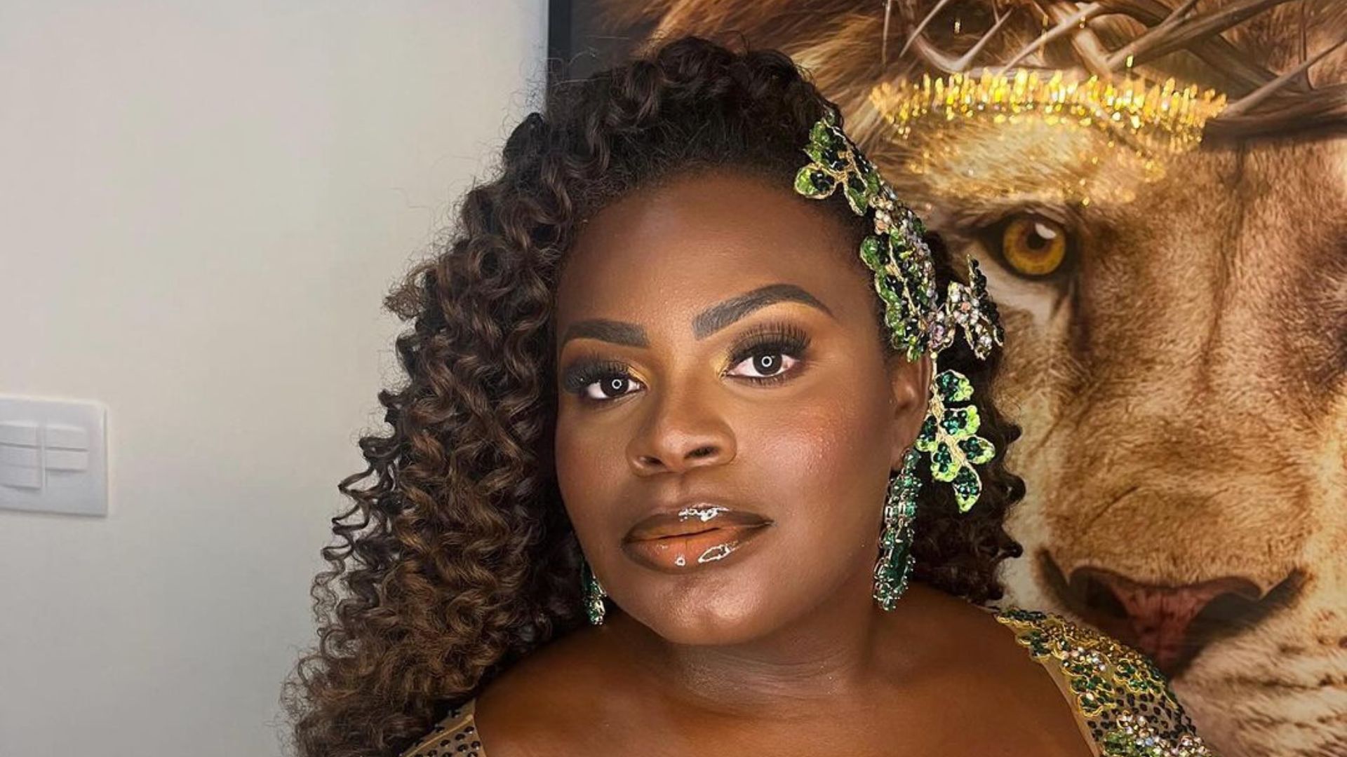 Mulher posando para foto