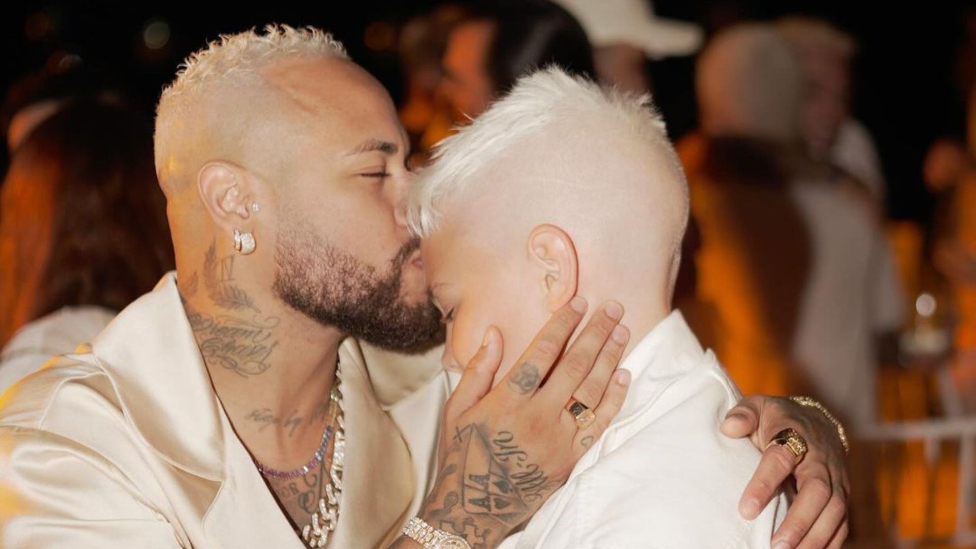 Homem e filho posando para foto