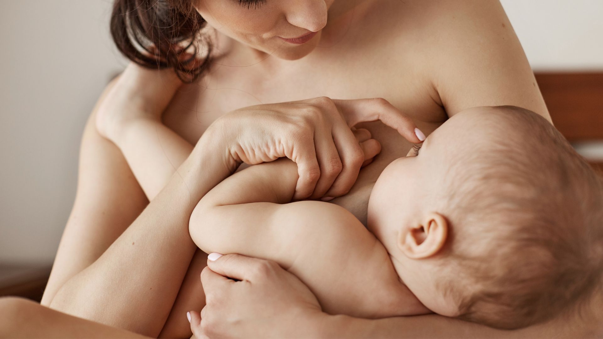 Mulher amamentando beb&ecirc;