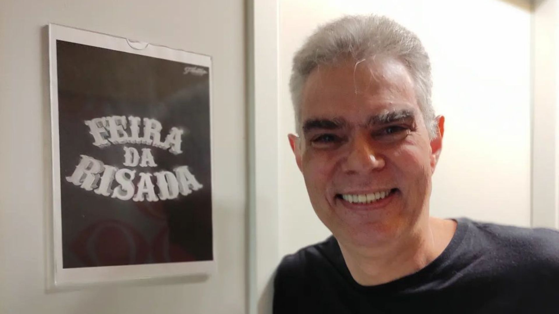 Homem posando para foto