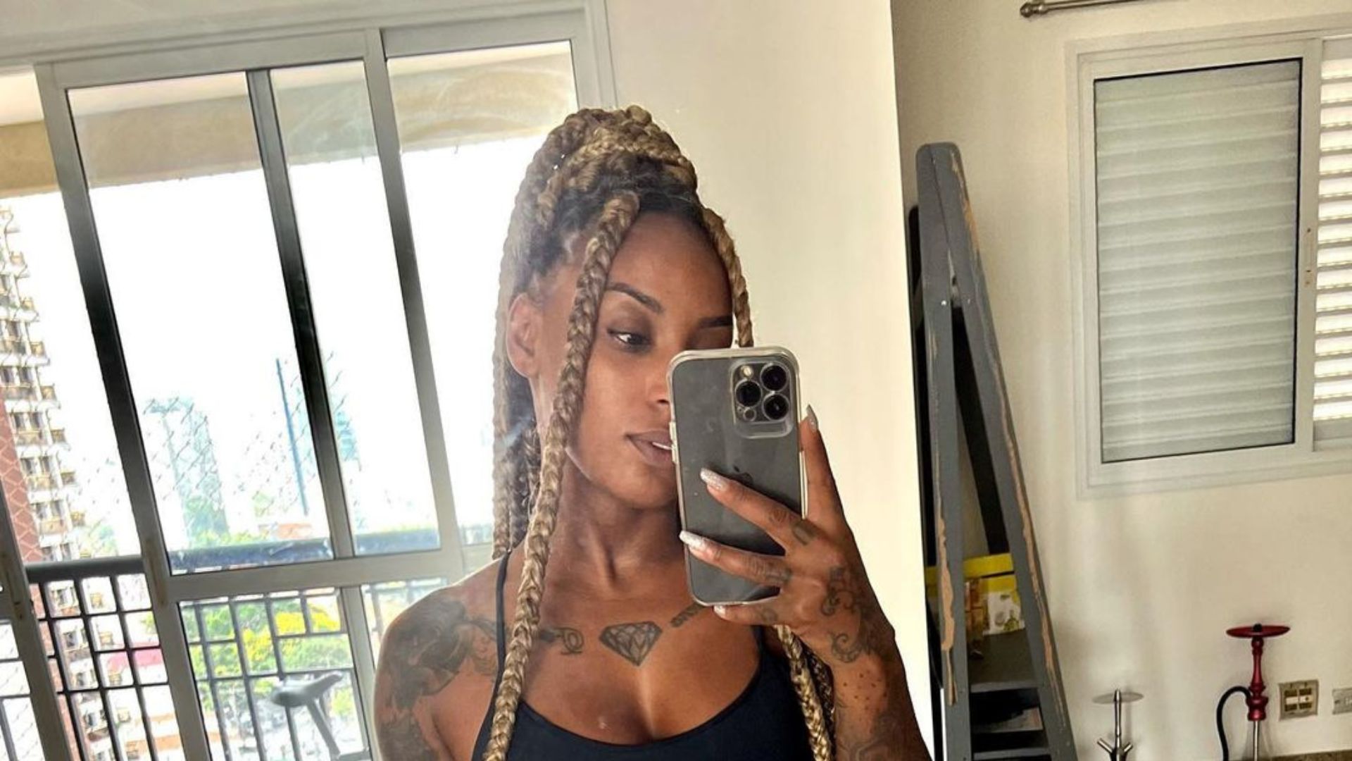 Mulher posando para foto