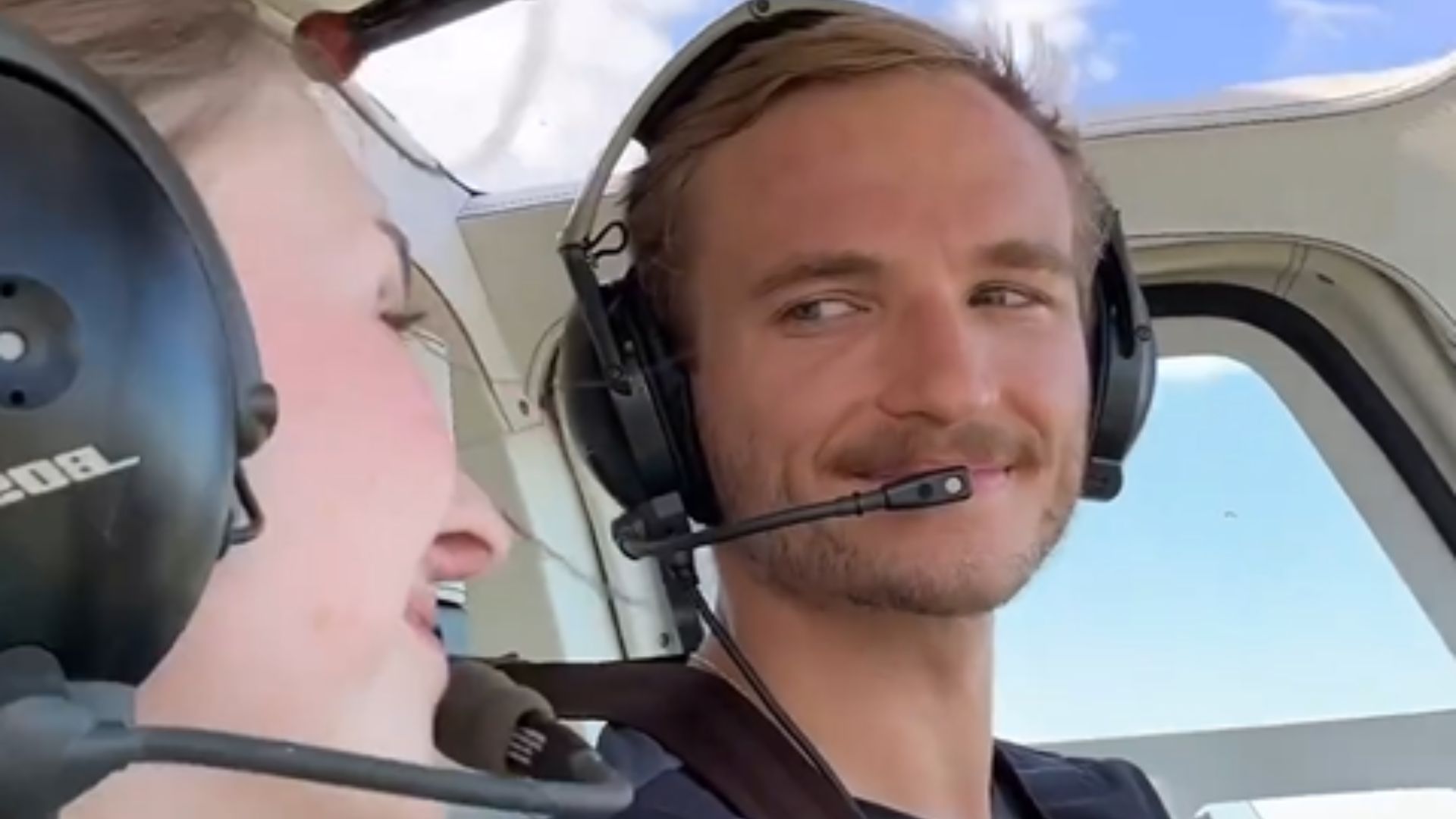 Casal posando para foto