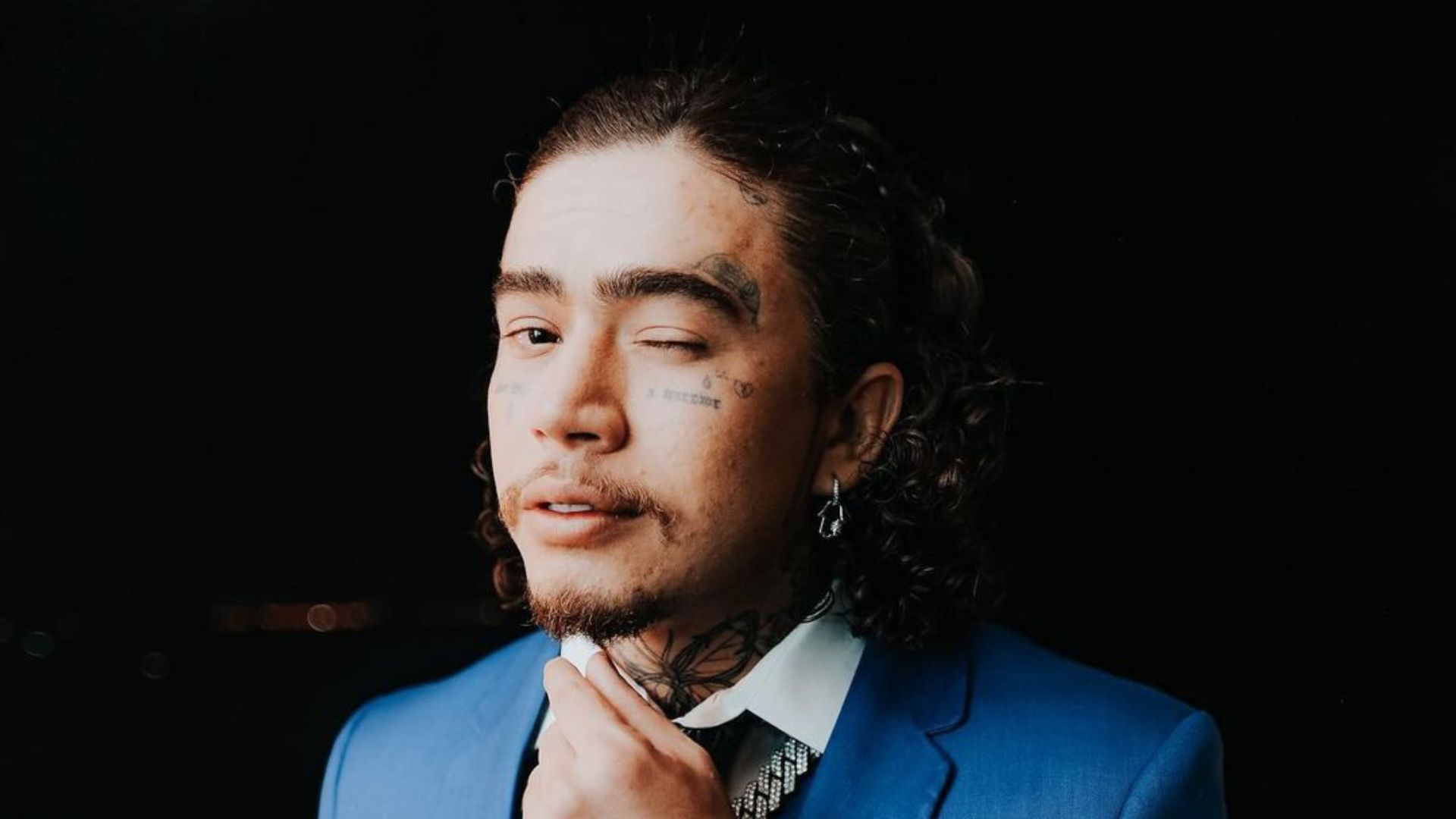 Homem posando para foto