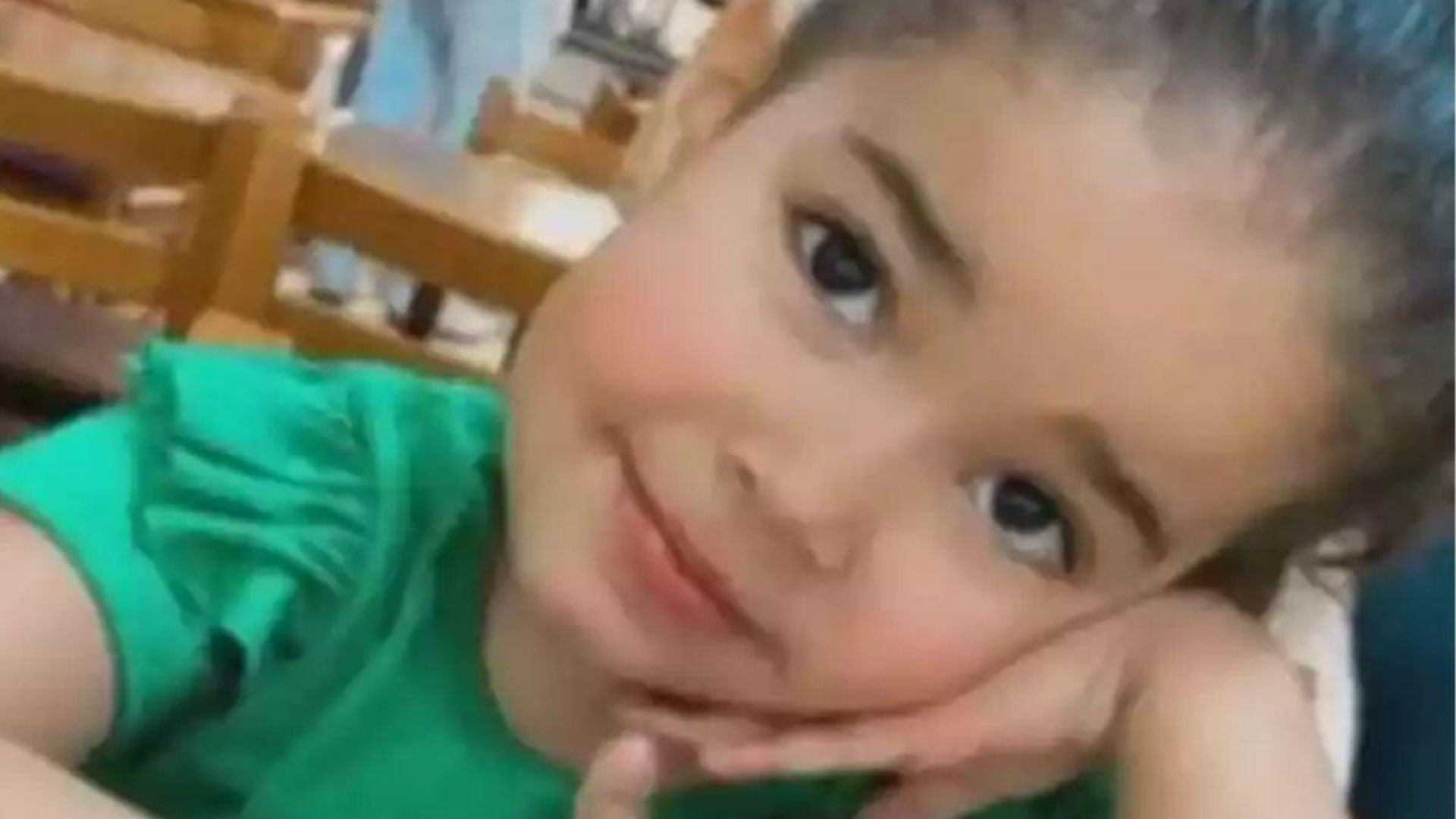 Crian&ccedil;a posando para foto 