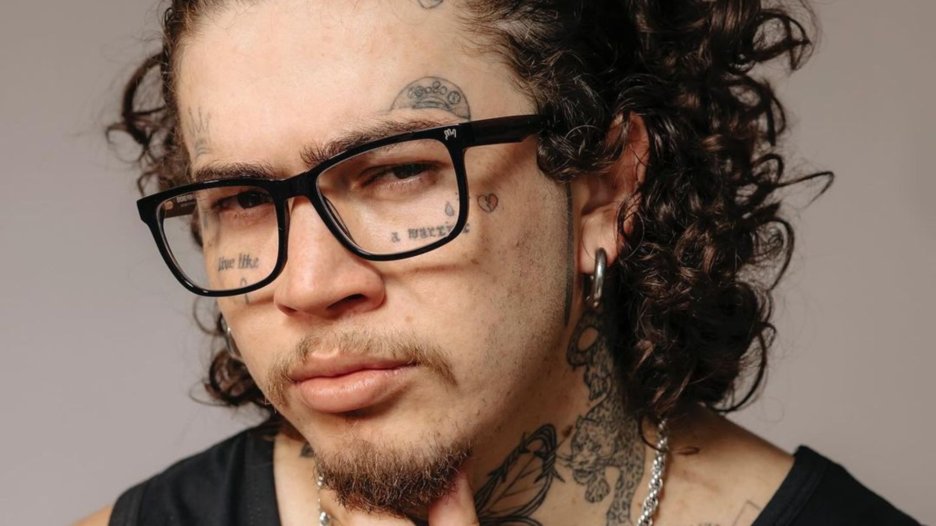 Homem posando para foto