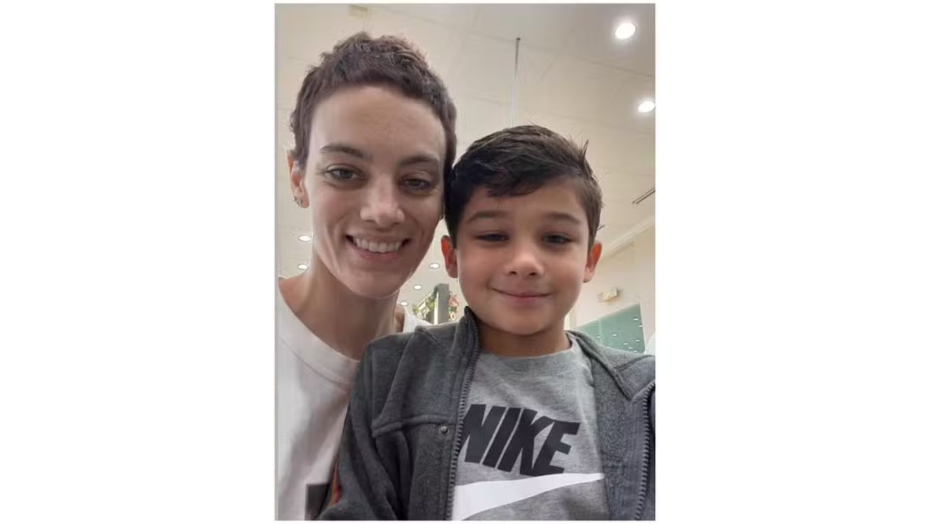 Cat Janice ao lado do filho